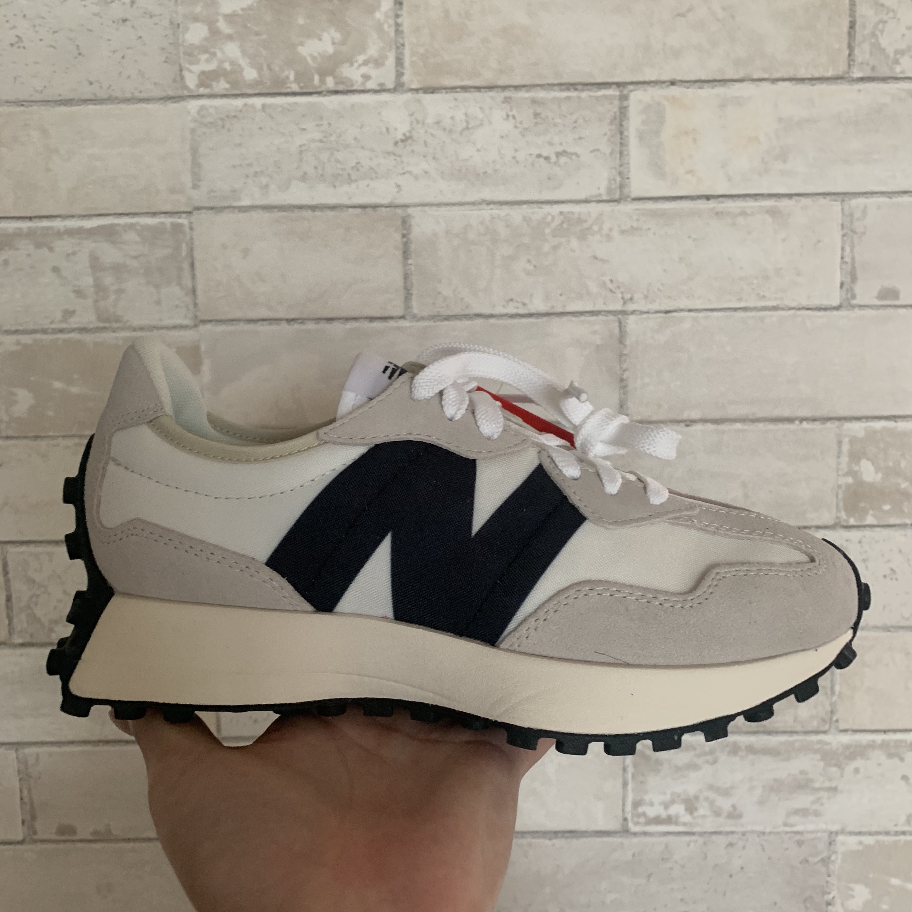 New Balance 327 White Black, New Balance 327 Moonbeam Ghost Pepper 착용 스타일 - 1