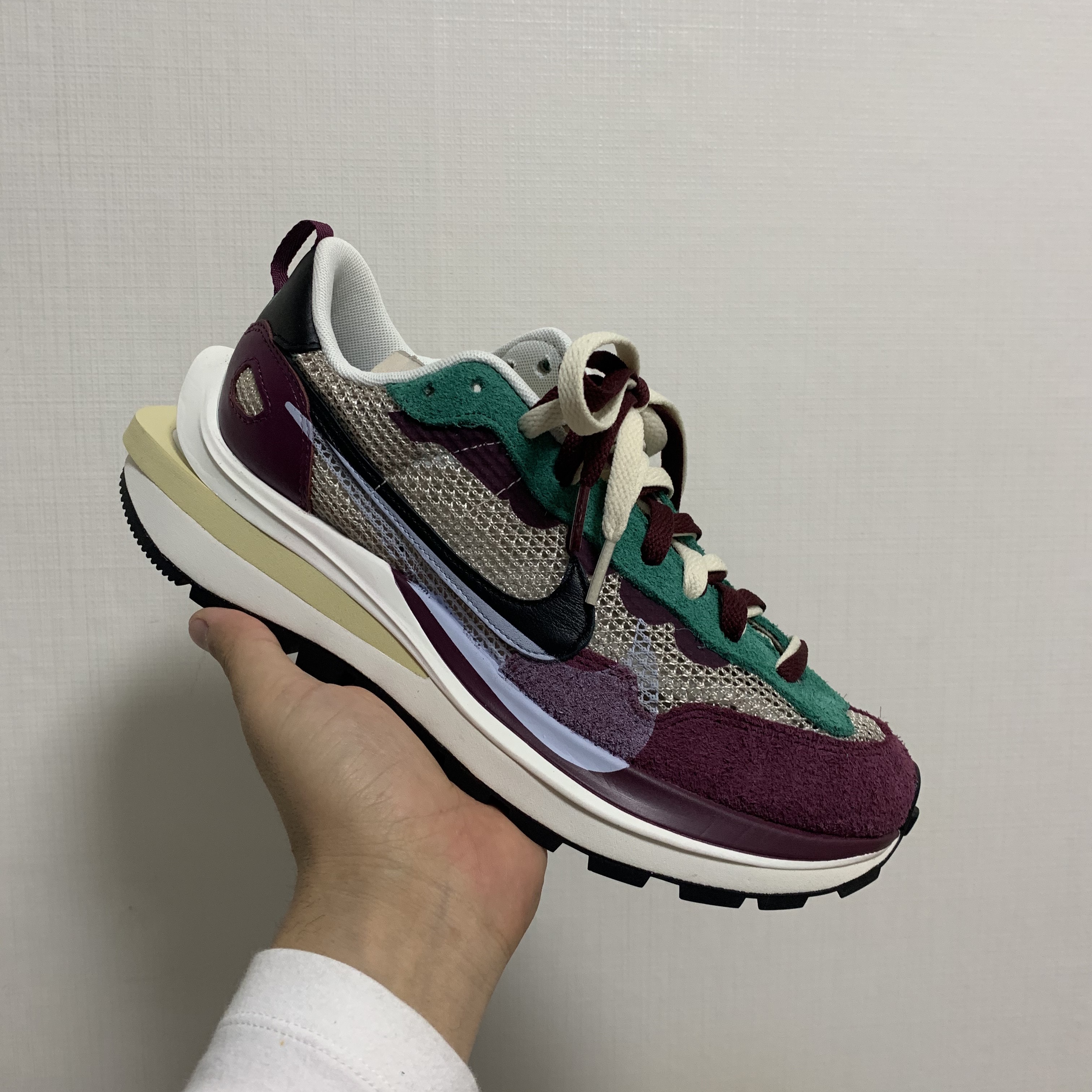 Nike x Sacai VaporWaffle String & Black Villain Red 착용 스타일 - 2