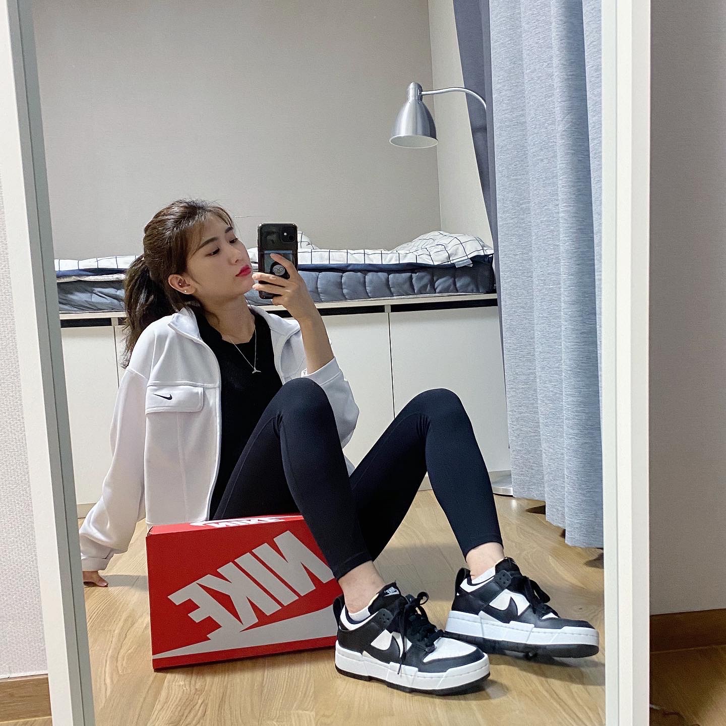 (W) Nike Dunk Low Disrupt Black White 착용 스타일 - 1