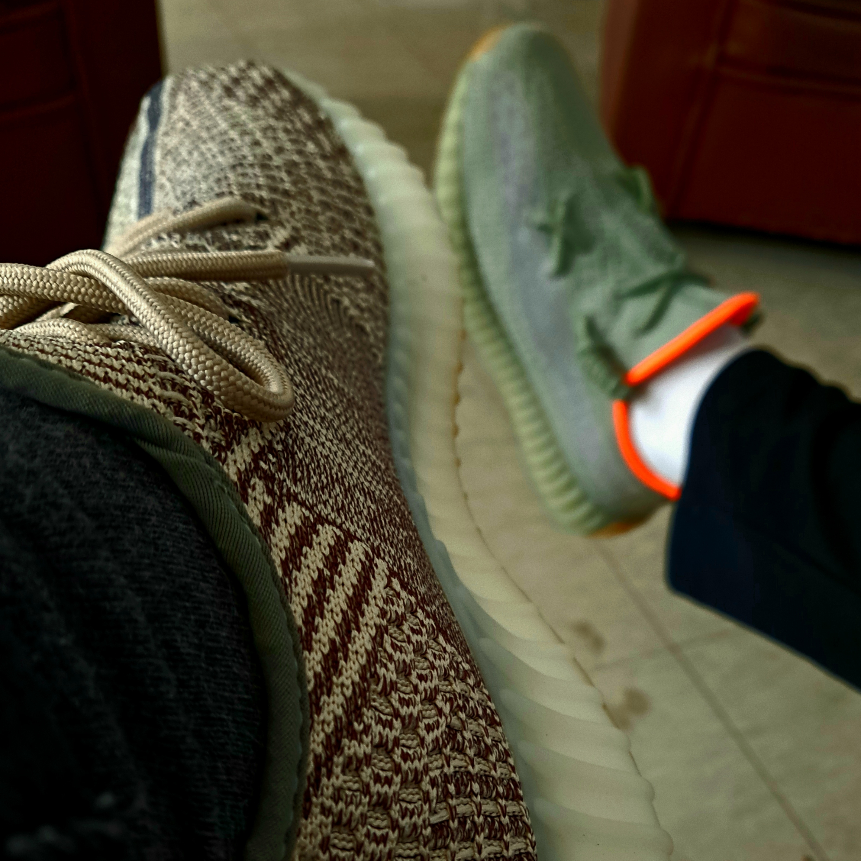 Adidas Yeezy Boost 350 V2 Zyon, Adidas Yeezy Boost 350 V2 Desert Sage 착용 스타일 - 1