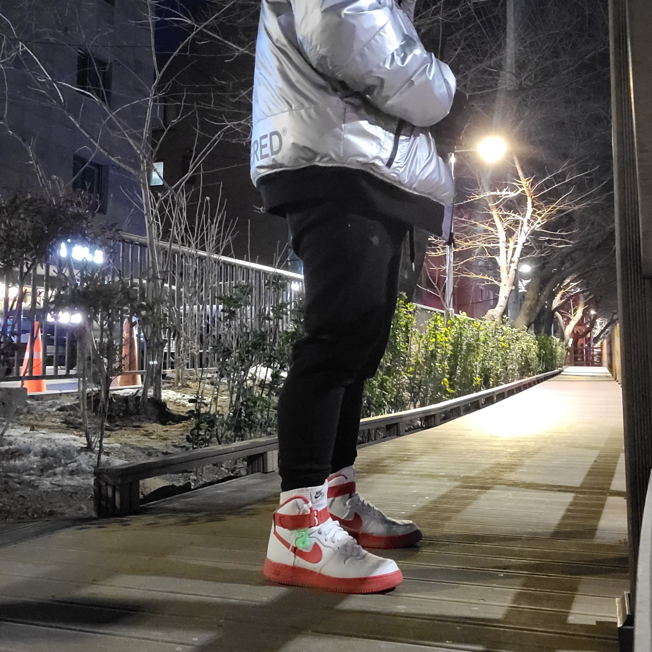 Nike Air Force 1 Low White Red Midsole 착용 스타일
