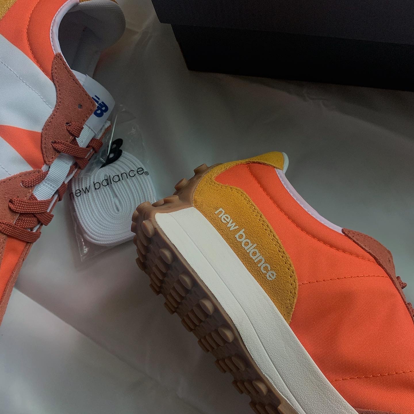New Balance 327 Orange 착용 스타일 - 2