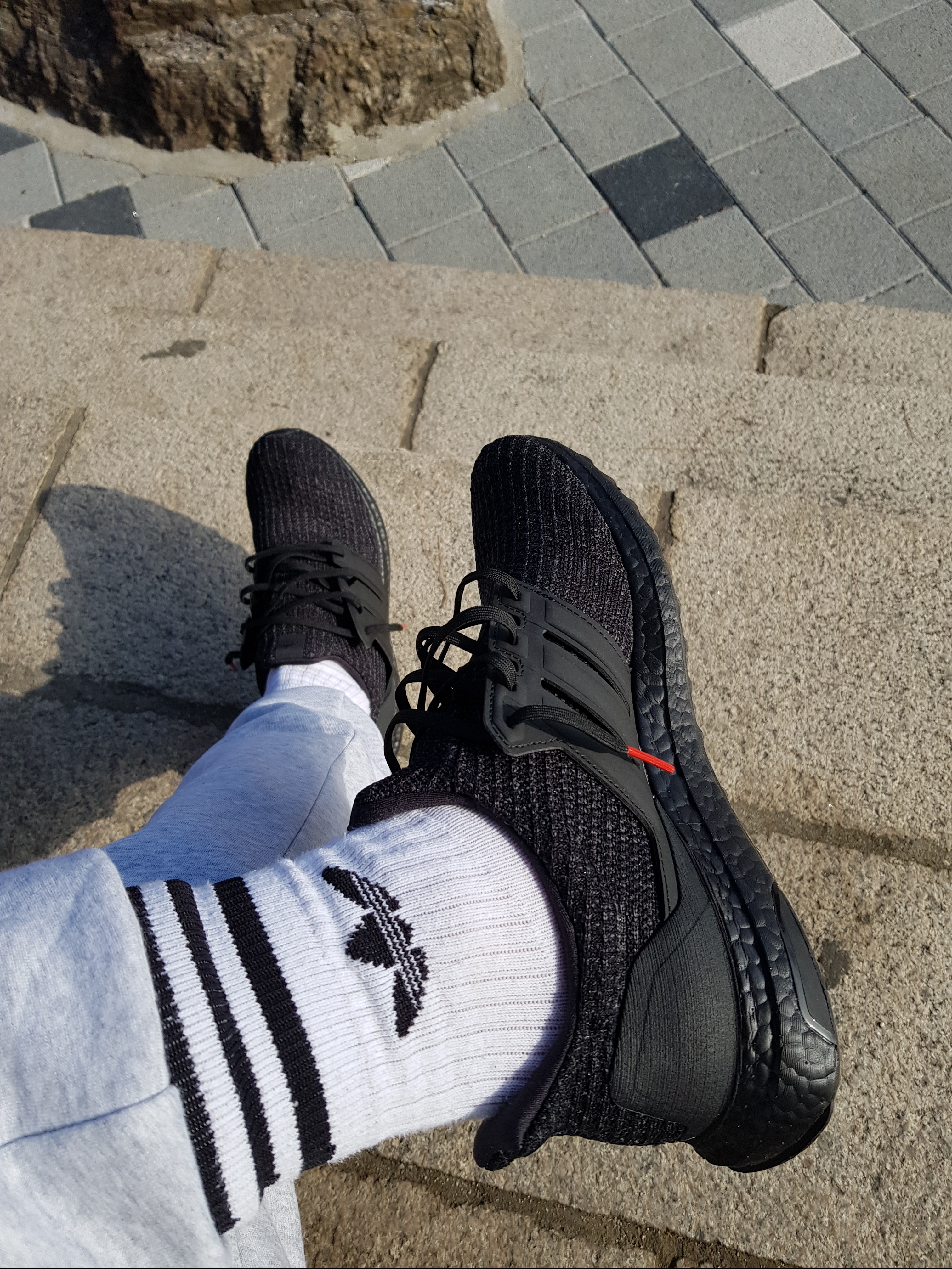 Adidas Ultraboost 4.0 Triple Black, Balenciaga Track Sneakers Black Glow In The Dark 착용 스타일 - 2