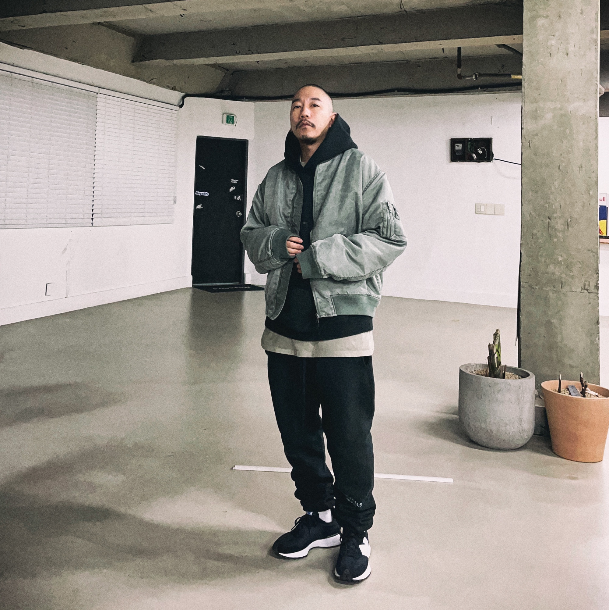 New Balance 327 Black, Essentials Sweatpants Dark Slate/Black 2020 착용 스타일 - 1