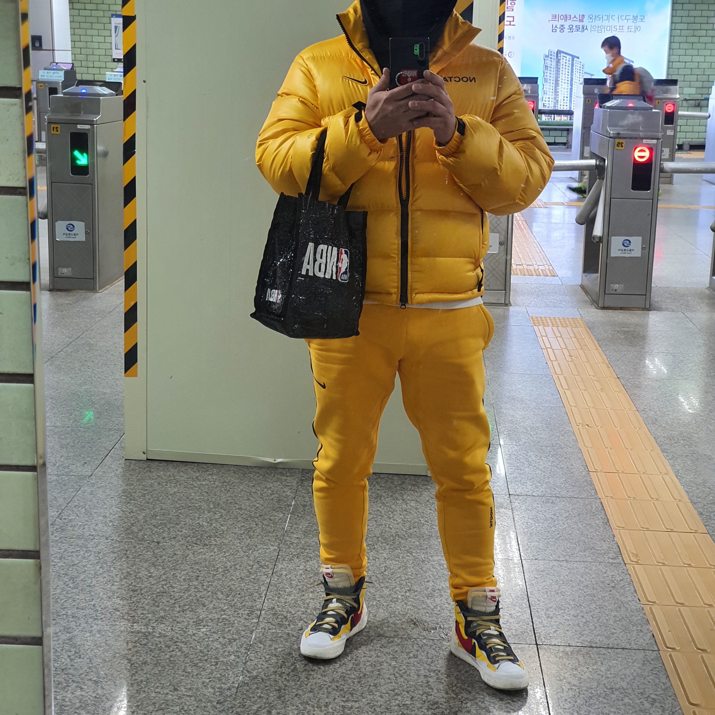 Nike x Drake Nocta Puffer Jacket University Gold - Asia, Nike x Drake Nocta Essential Hoodie Black - Asia 착용 스타일 - 4