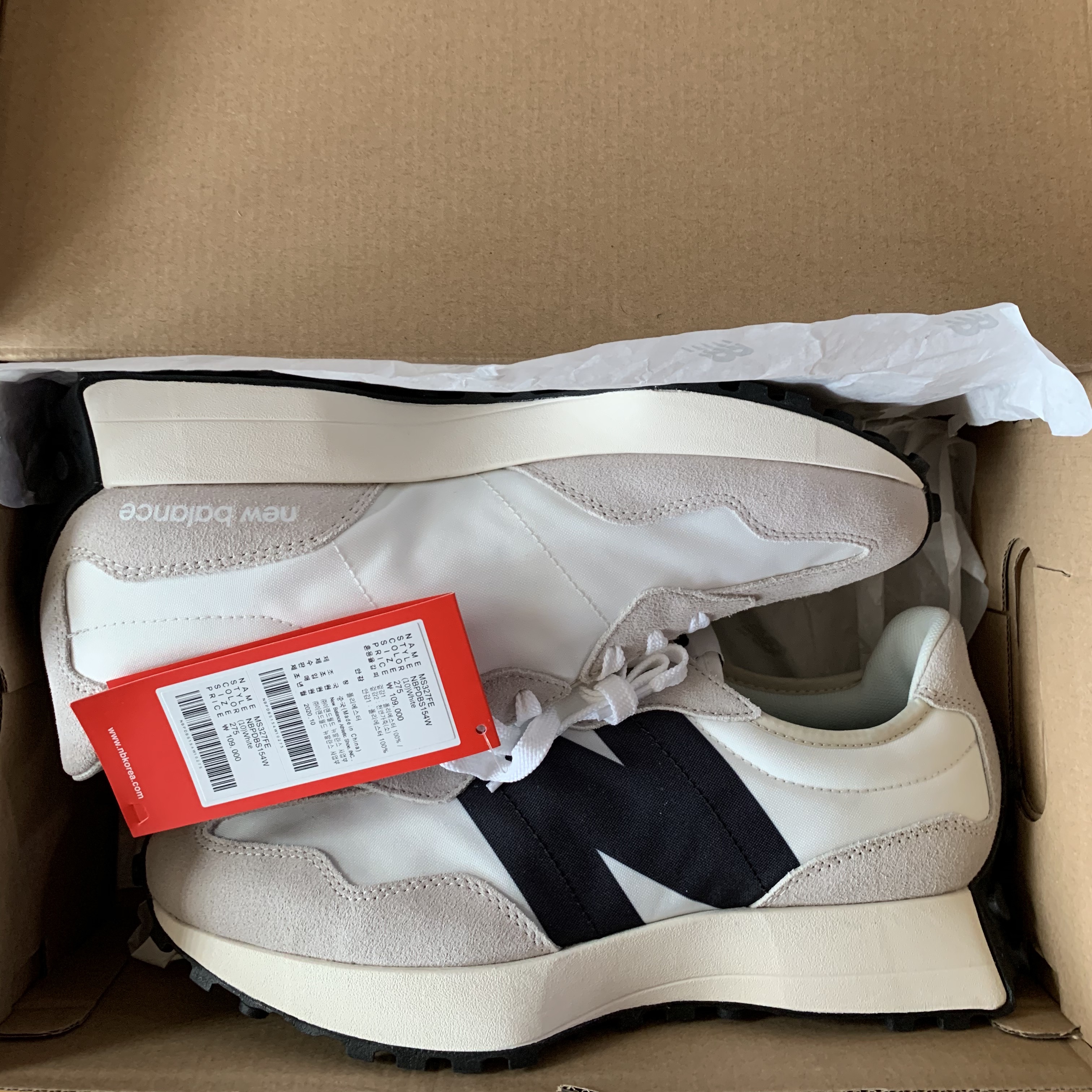 New Balance 327 White Black 착용 스타일