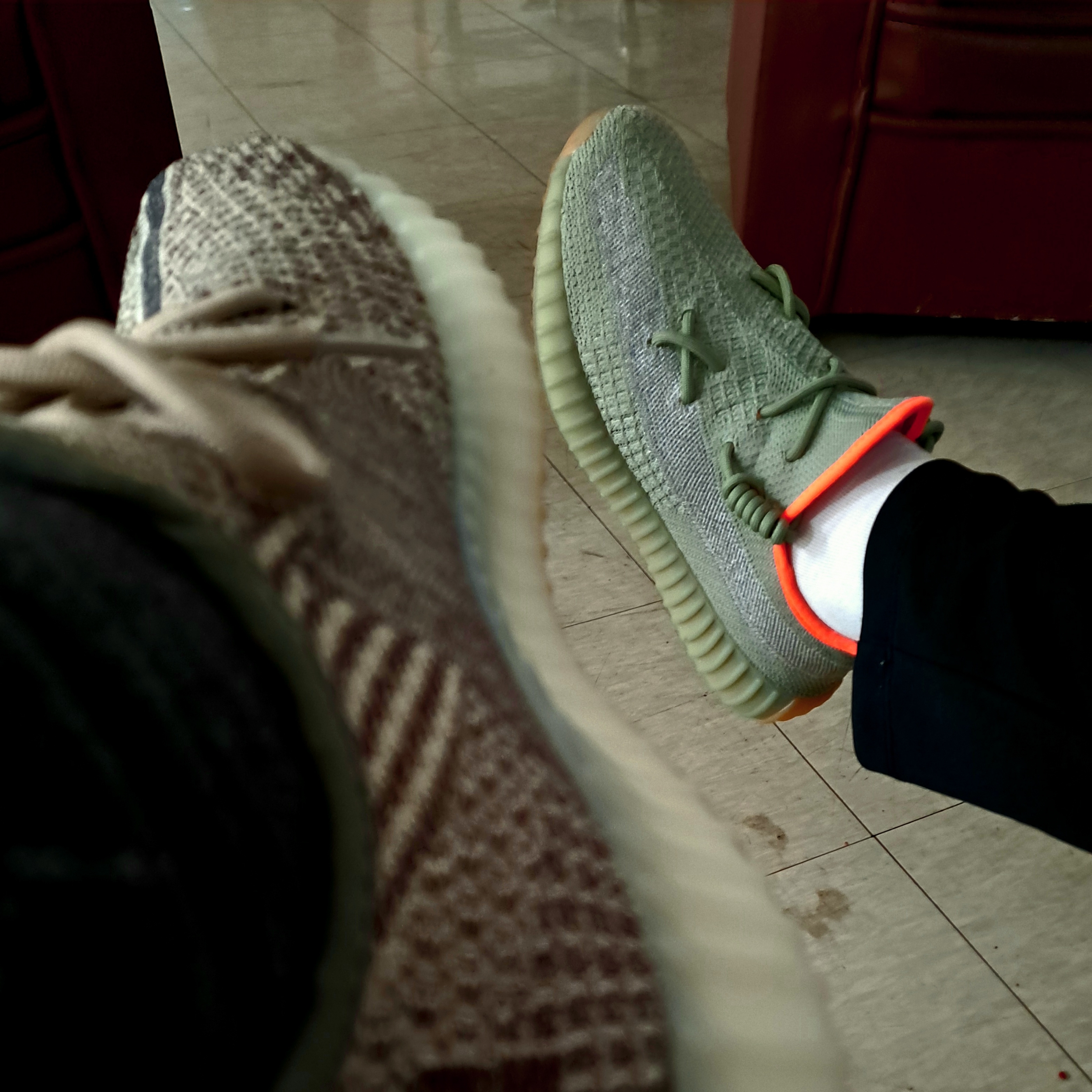 Adidas Yeezy Boost 350 V2 Zyon, Adidas Yeezy Boost 350 V2 Desert Sage 착용 스타일 - 2