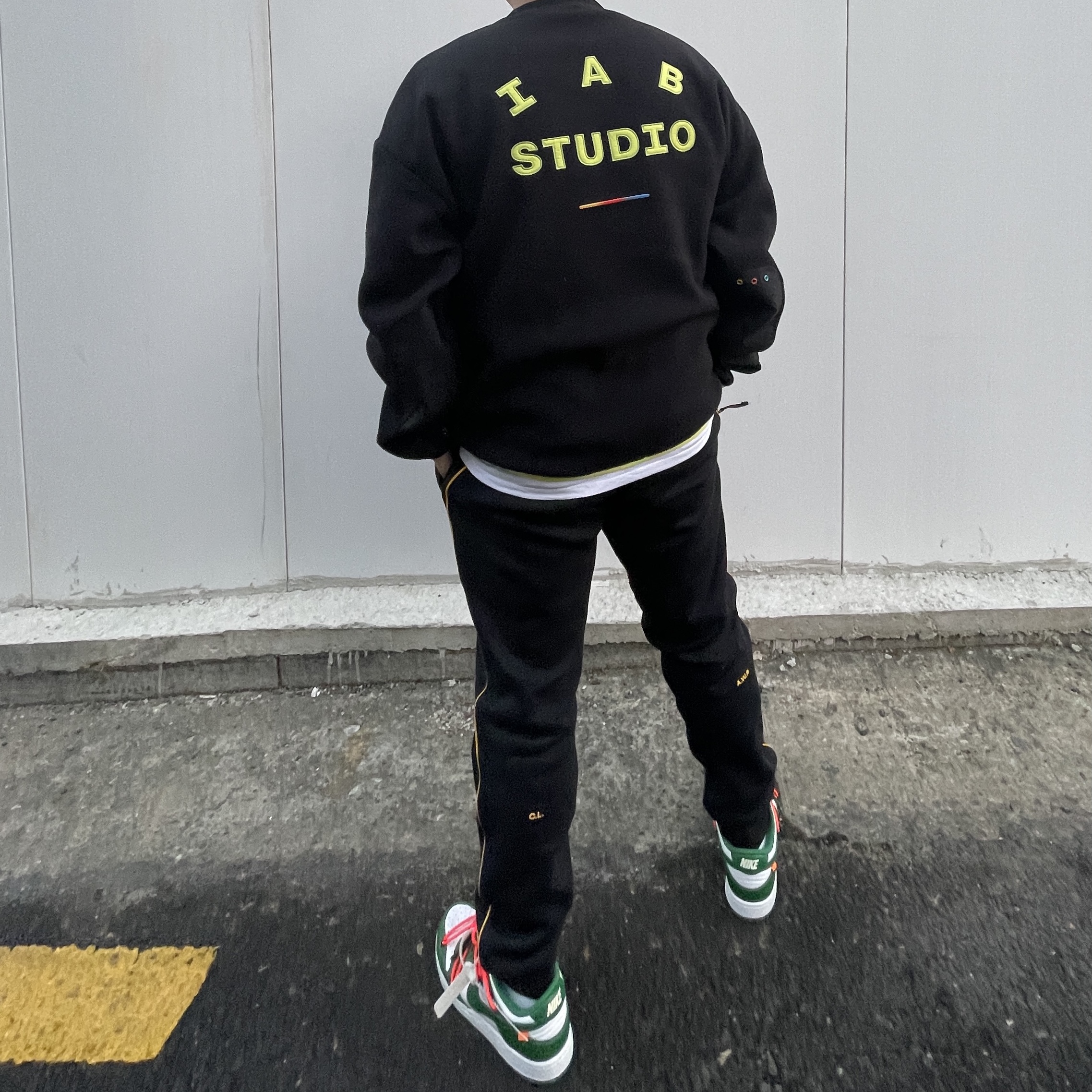 IAB Studio x Asics Fleece Shirt Black, Nike x Off-White Dunk Low Pine Green 착용 스타일 - 1