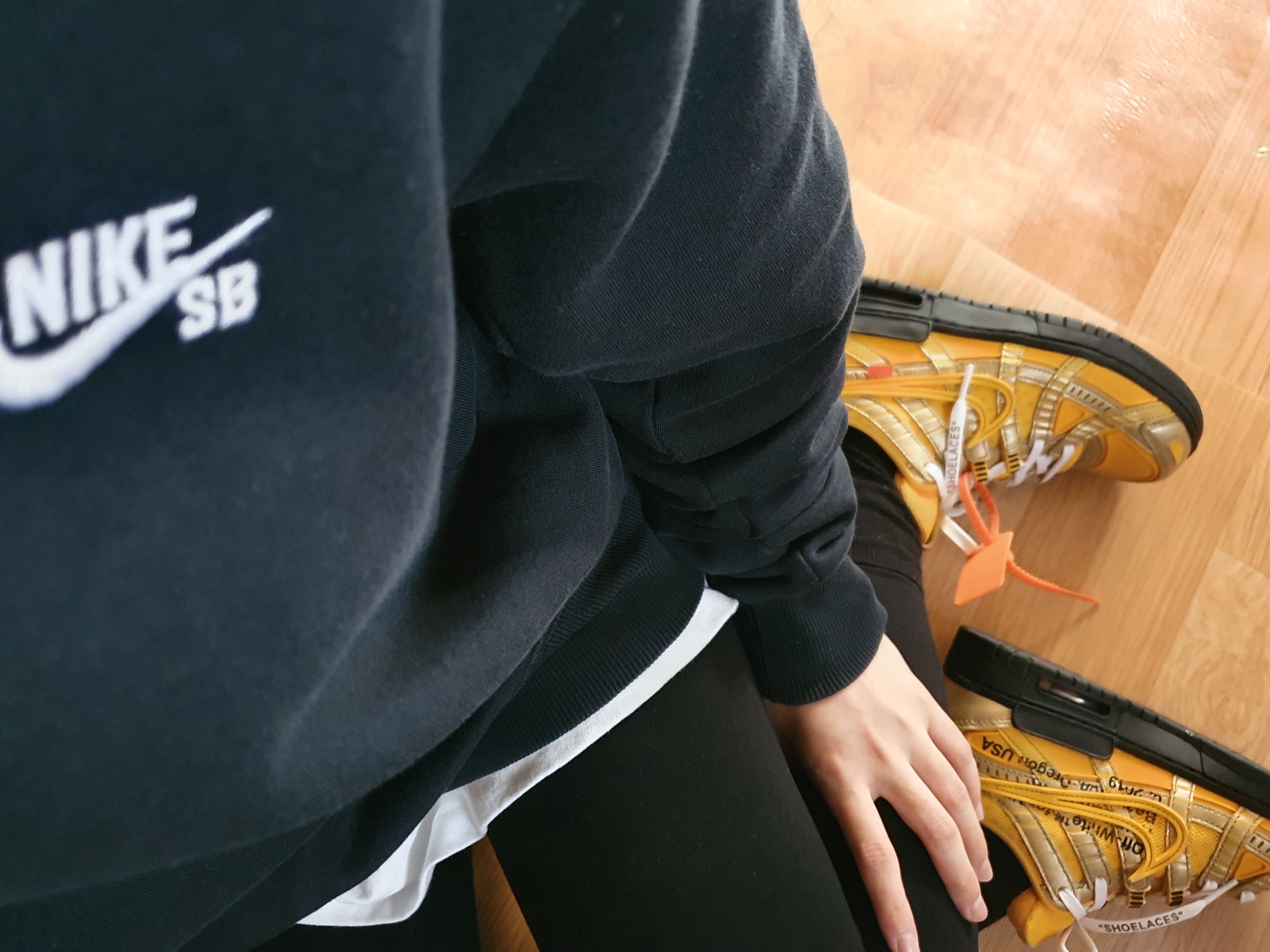 Nike x Off-White Air Rubber Dunk University Gold 착용 스타일