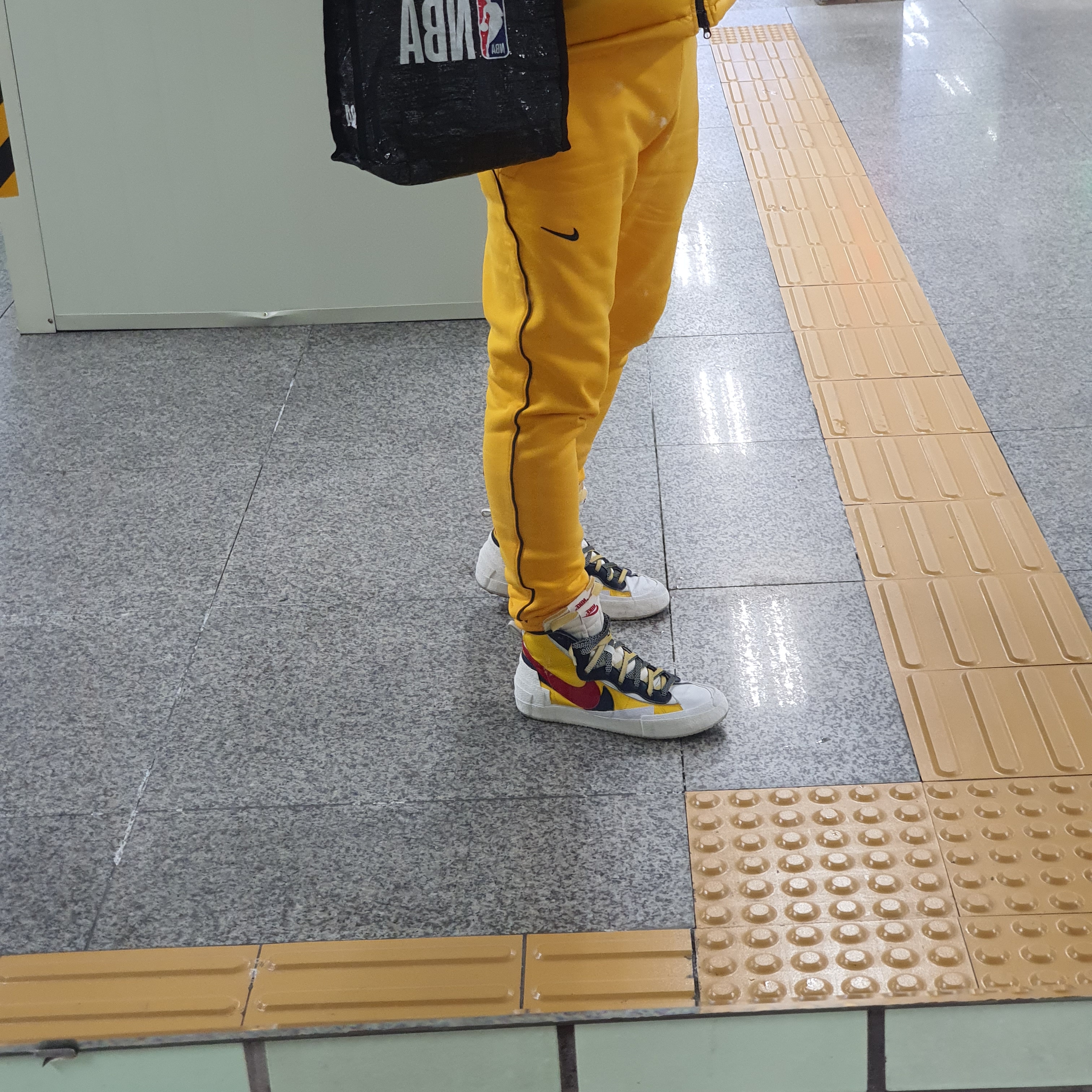 Nike x Drake Nocta Puffer Jacket University Gold - Asia, Nike x Drake Nocta Essential Hoodie Black - Asia 착용 스타일 - 5