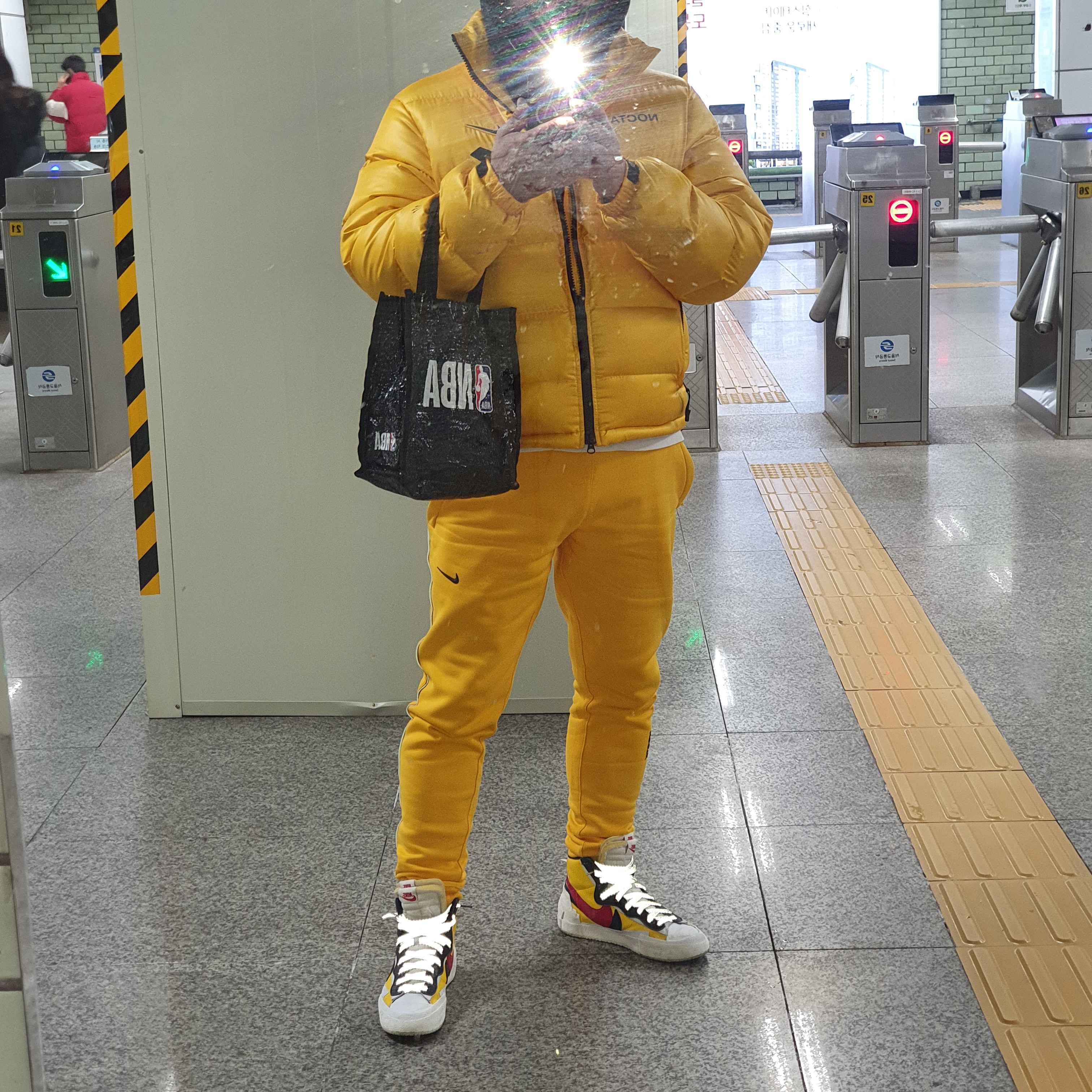 Nike x Drake Nocta Puffer Jacket University Gold - Asia, Nike x Drake Nocta Essential Hoodie Black - Asia 착용 스타일 - 3