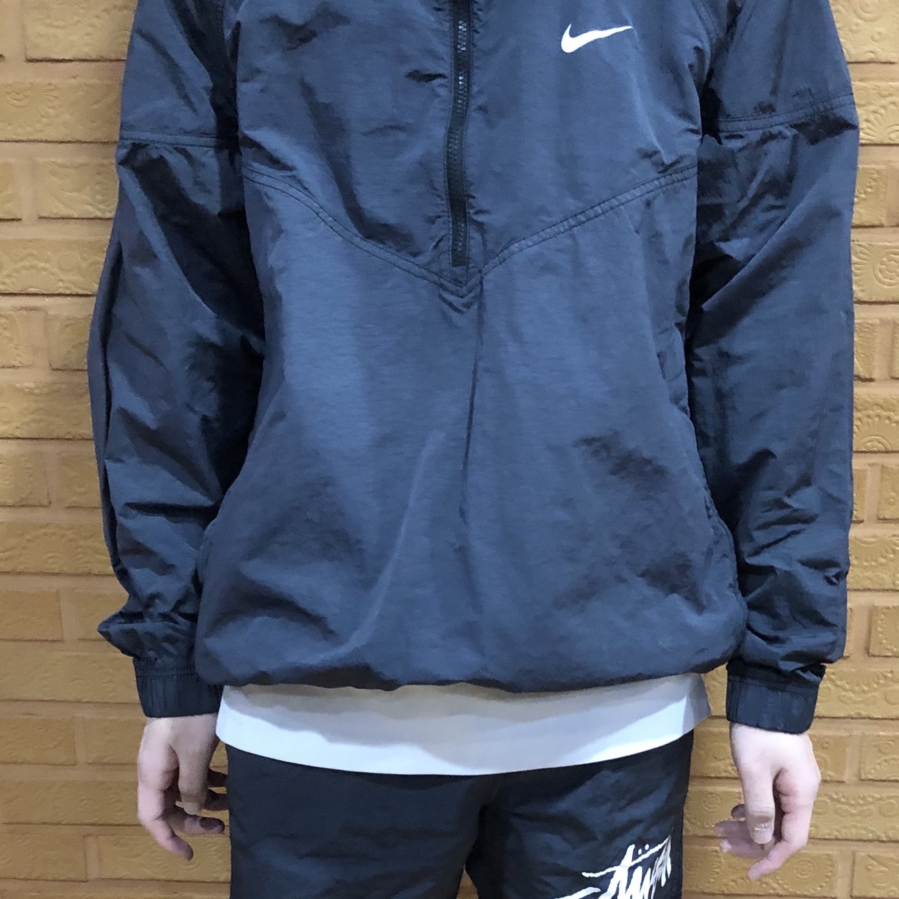 Nike x Stussy Windrunner Jacket Off Noir, Nike x Stussy Water Shorts Off Noir 착용 스타일