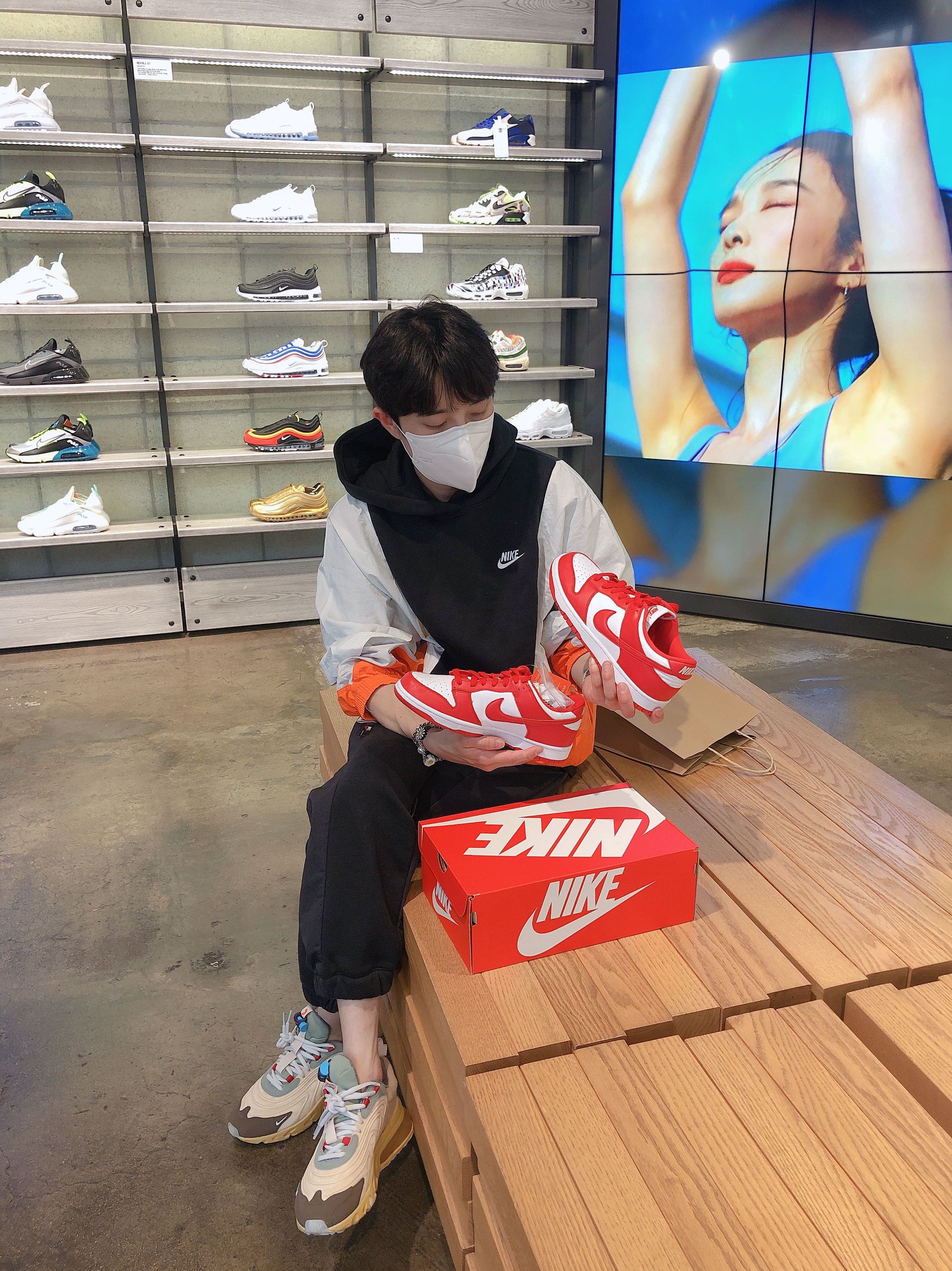 Nike Dunk Low SP University Red 2020, Nike x Travis Scott Air Max 270 React Cactus Trails 착용 스타일