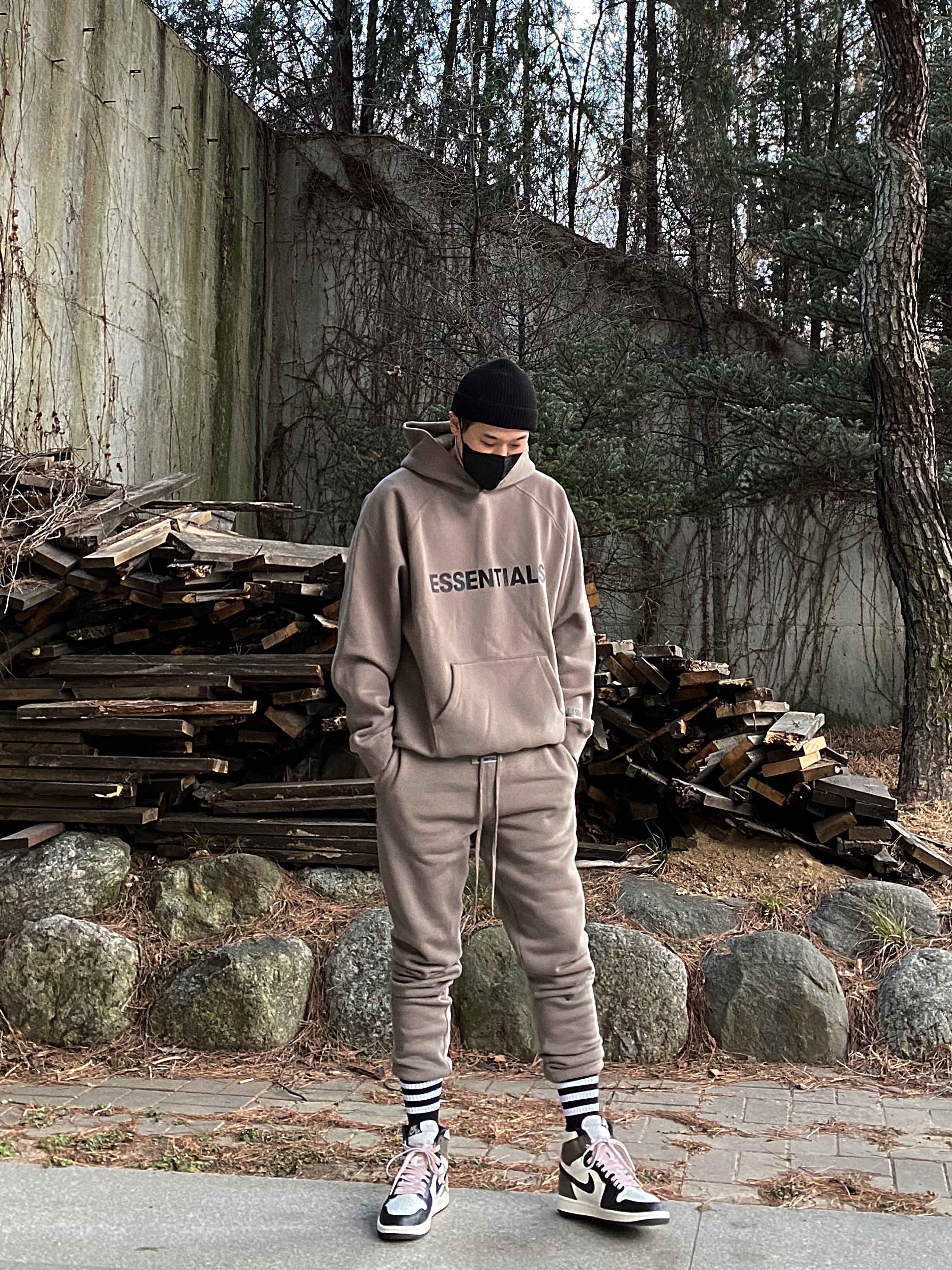 Jordan 1 Retro High OG Black Mocha, Essentials 3D Silicon Applique Pullover Hoodie Taupe - 20FW 착용 스타일 - 1