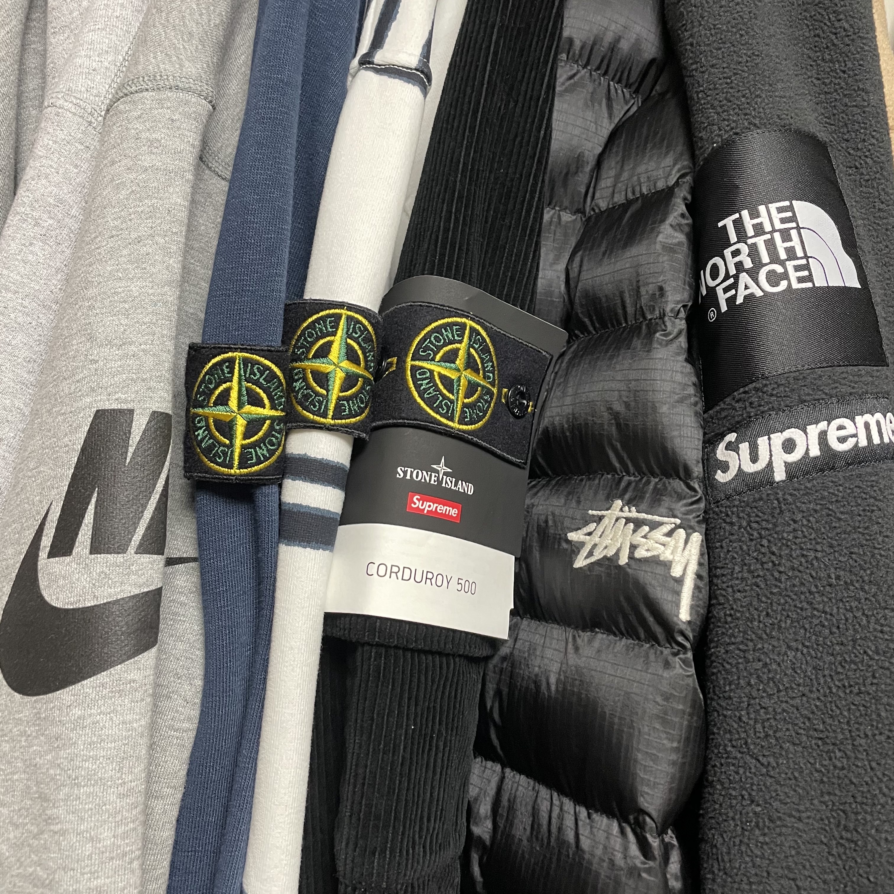 Supreme x Stone Island Corduroy Jacket Black - 20FW, Supreme x Stone Island Warp Stripe Hooded Sweatshirt White - 20FW 착용 스타일