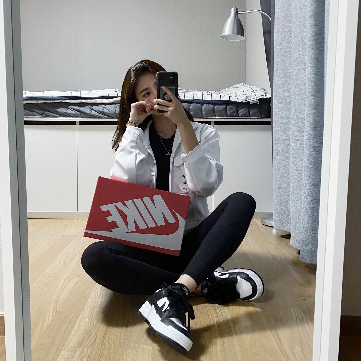 (W) Nike Dunk Low Disrupt Black White 착용 스타일 - 2