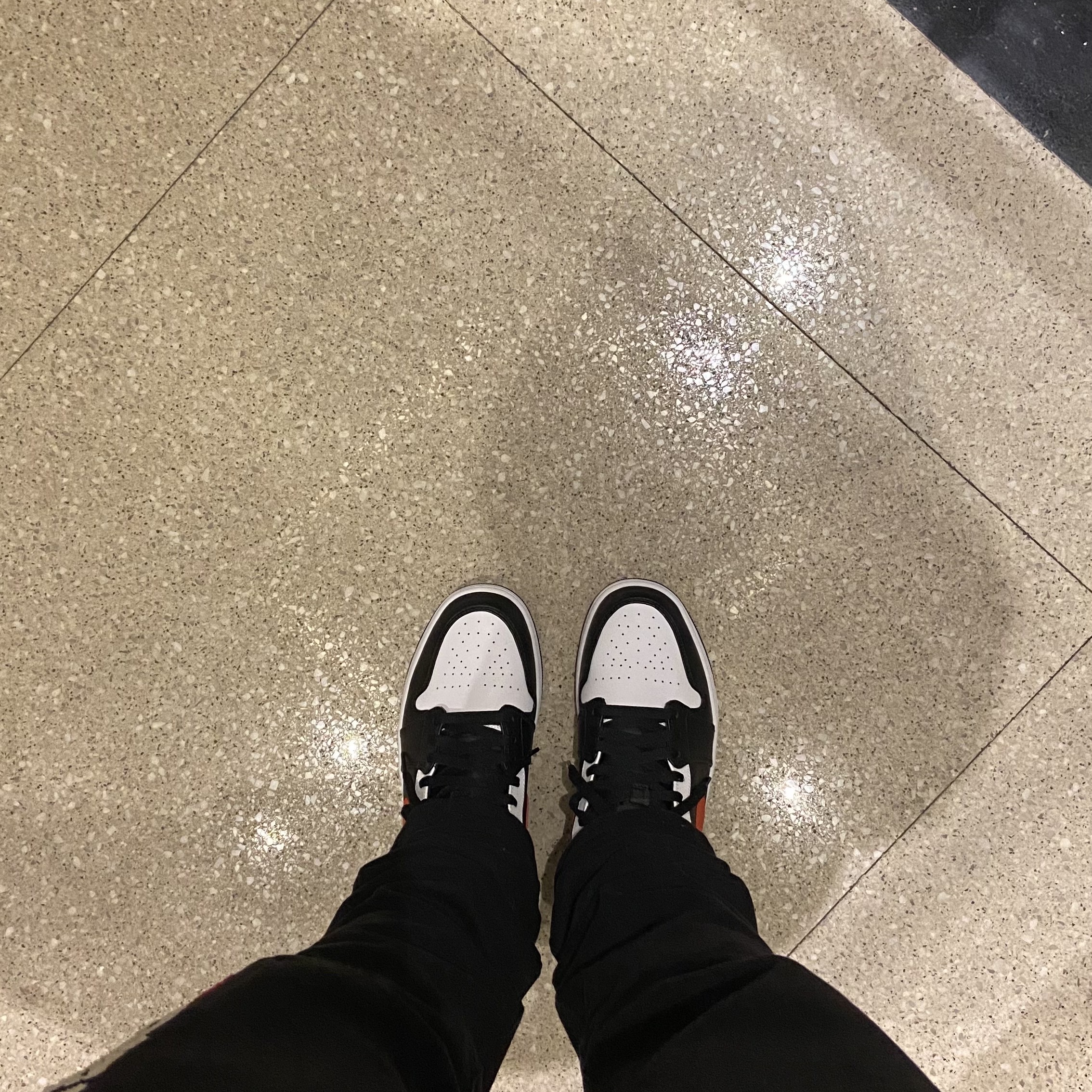 Jordan 1 Mid Black Chile Red 착용 스타일 - 4