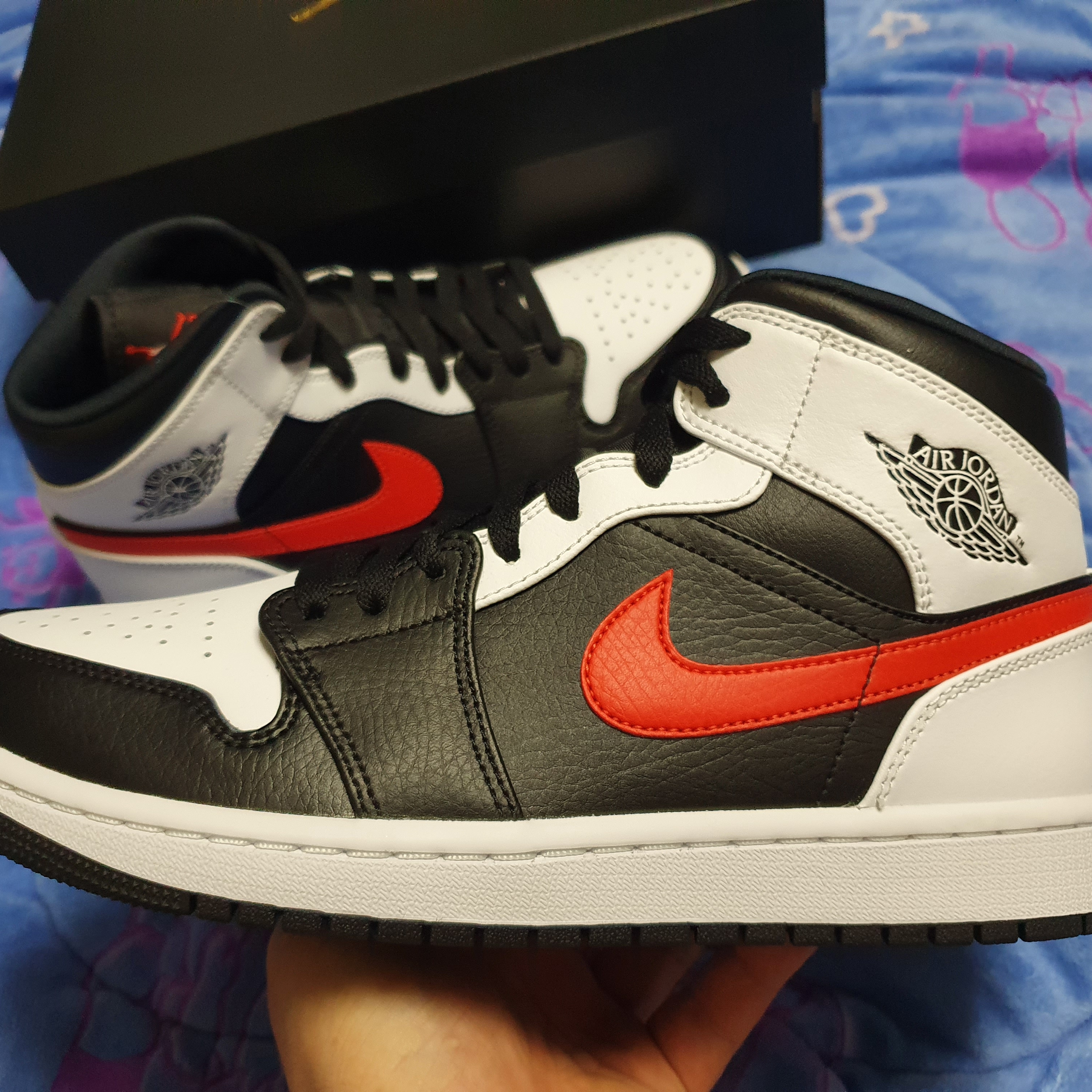 Jordan 1 Mid Black Chile Red 착용 스타일 - 3