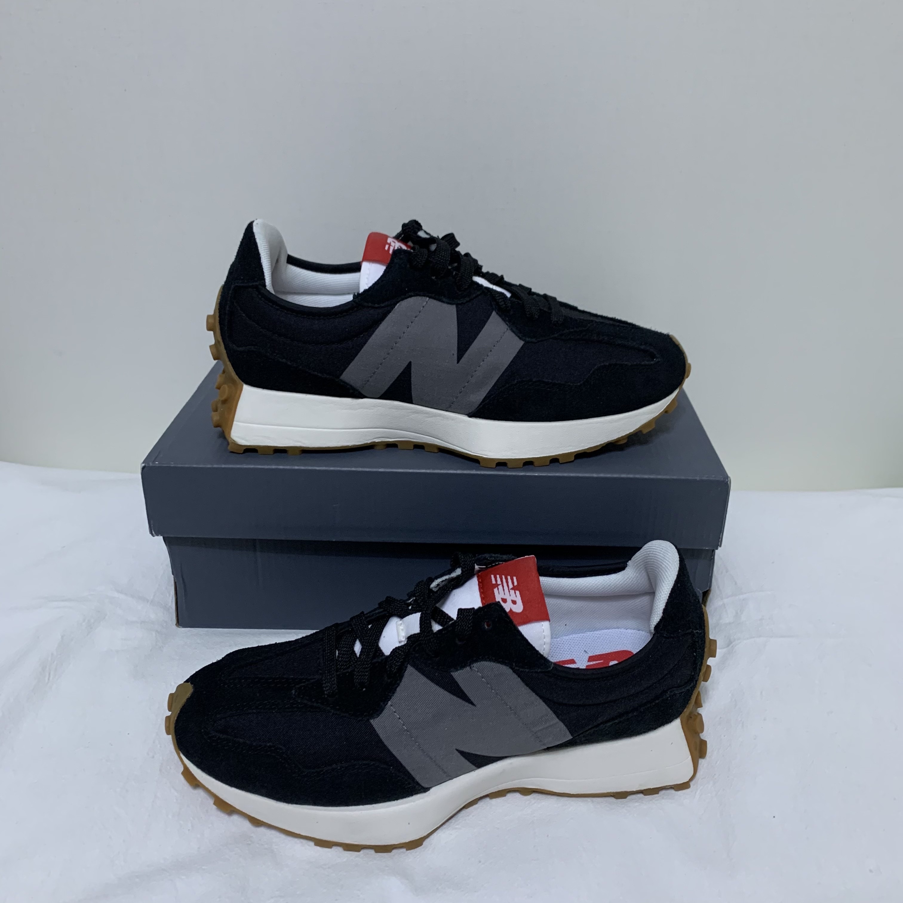 New Balance 327 Black Grey Gum 착용 스타일 - 4