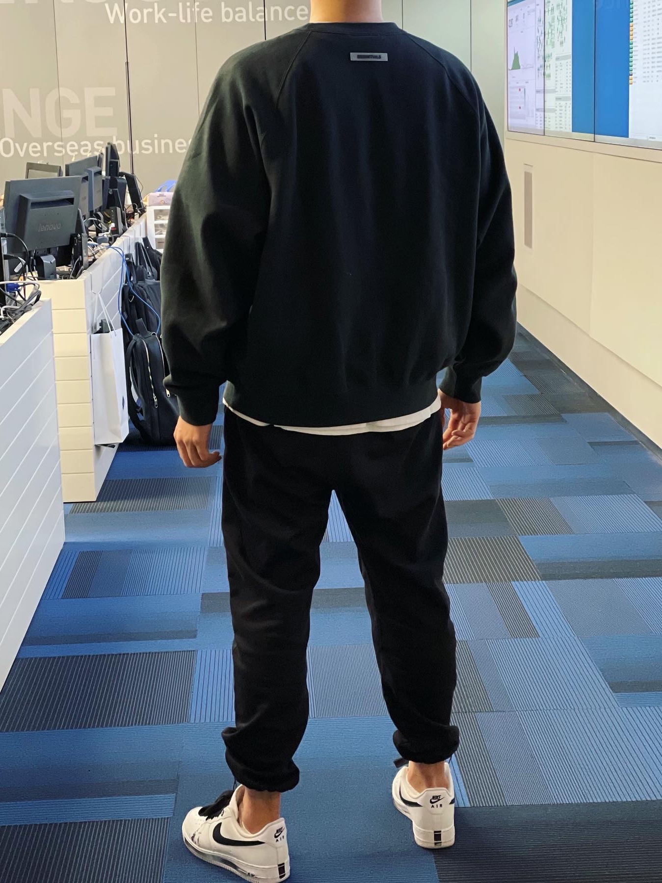 Essentials 3D Silicon Applique Crewneck Dark Slate/Black 2020, Nike x Peaceminusone Air Force 1 Low Para-Noise 2.0 착용 스타일 - 1