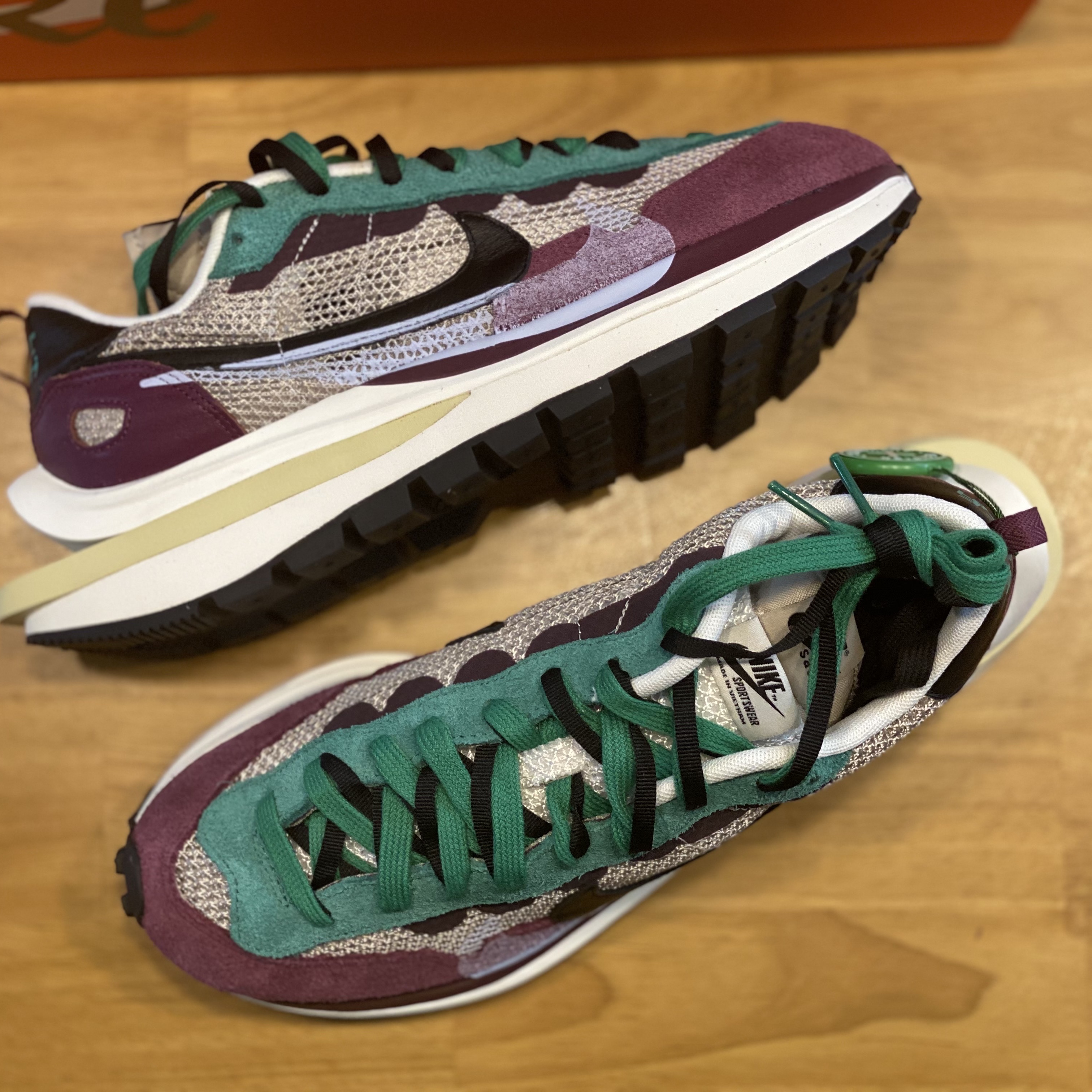 Nike x Sacai VaporWaffle String & Black Villain Red 착용 스타일 - 4