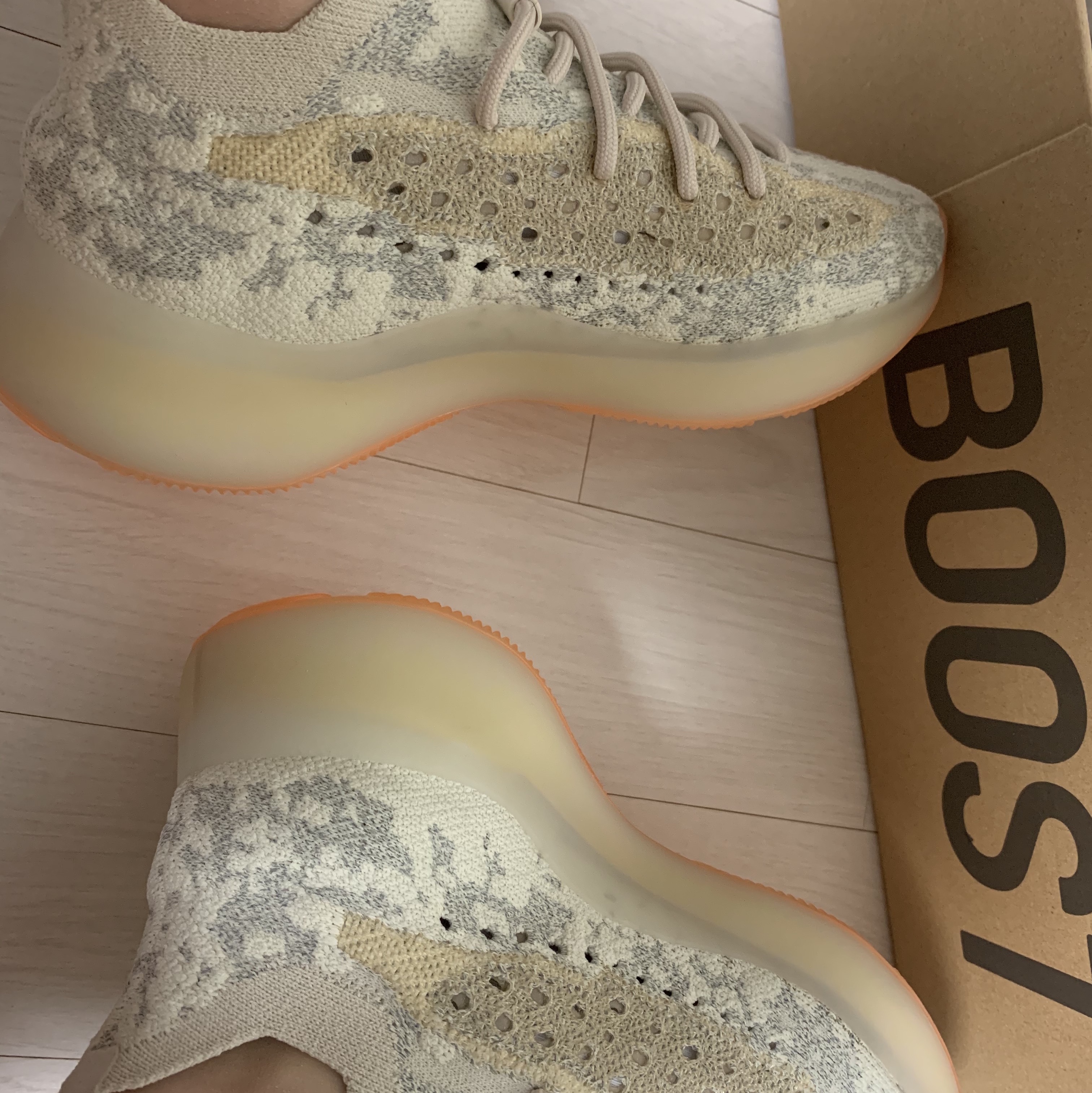 Adidas Yeezy Boost 380 Yecoraite - Reflective 착용 스타일