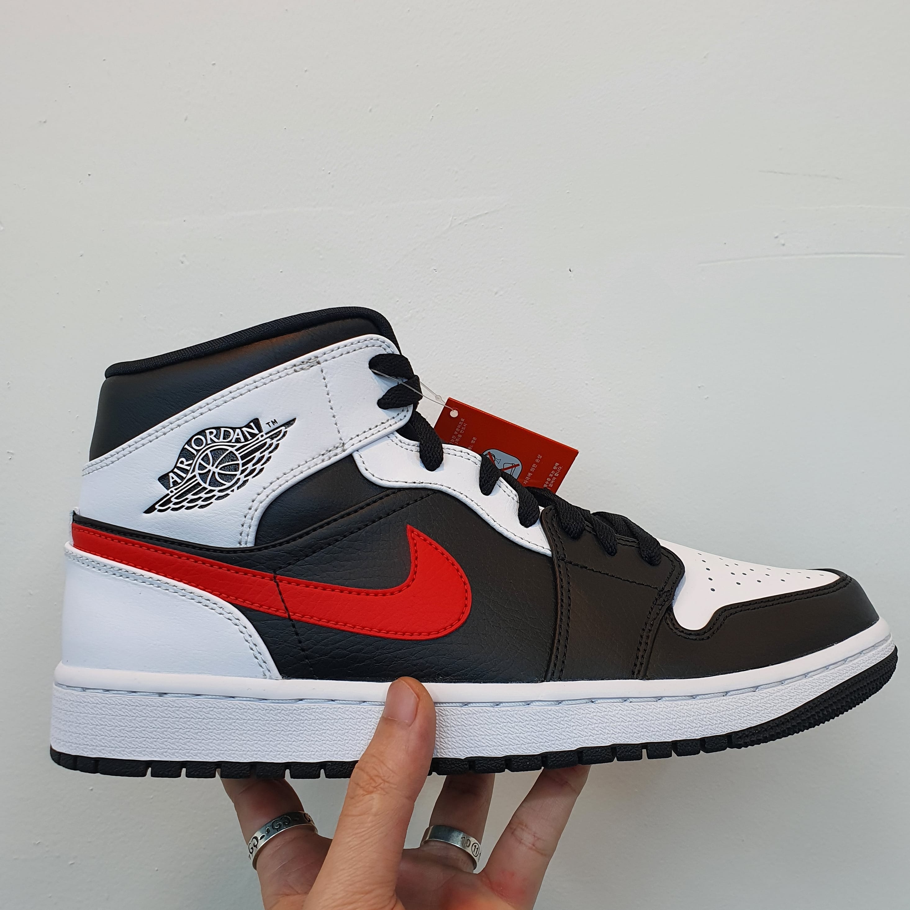 Jordan 1 Mid Black Chile Red 착용 스타일