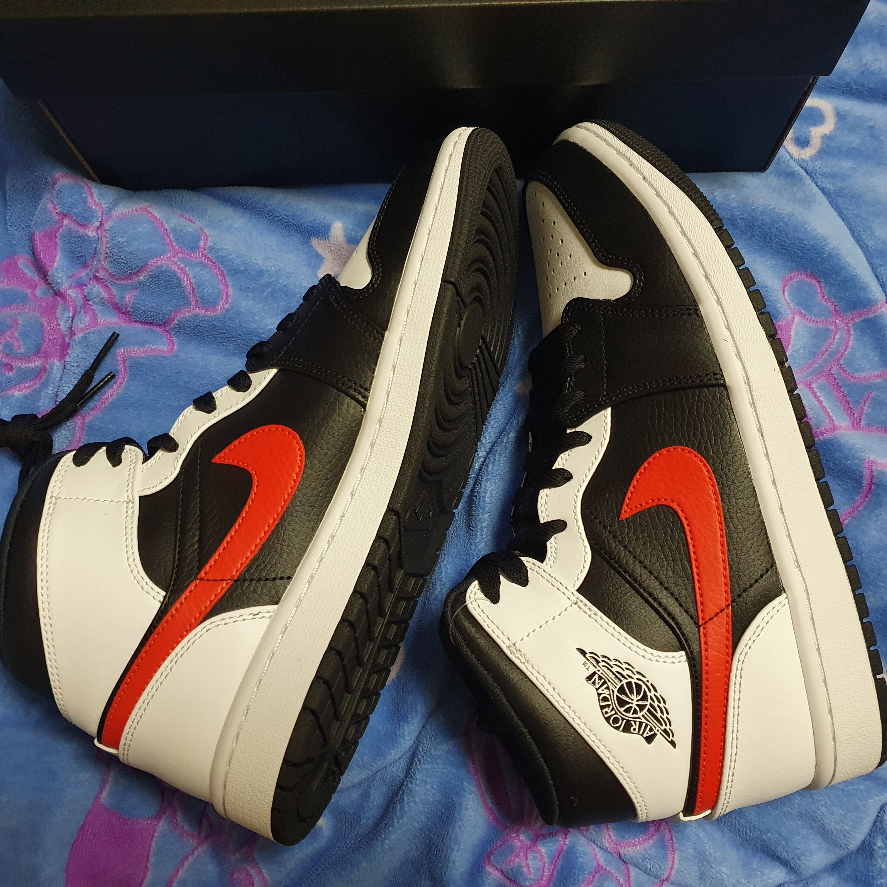 Jordan 1 Mid Black Chile Red 착용 스타일 - 2