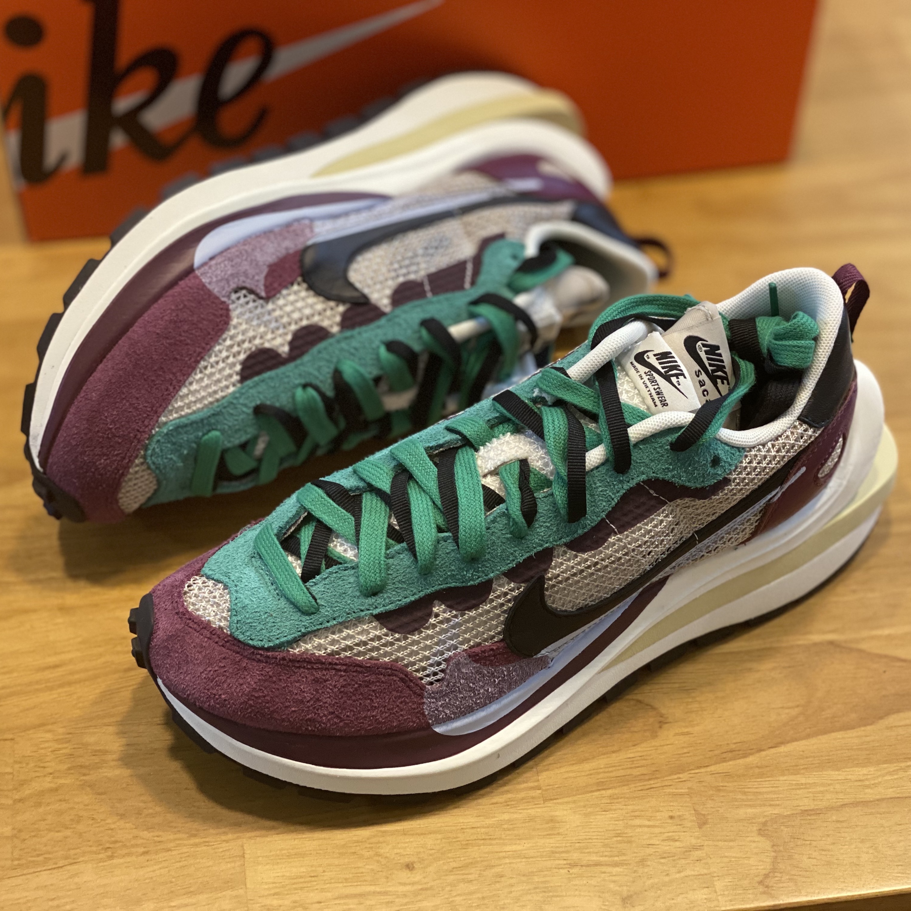 Nike x Sacai VaporWaffle String & Black Villain Red 착용 스타일 - 2