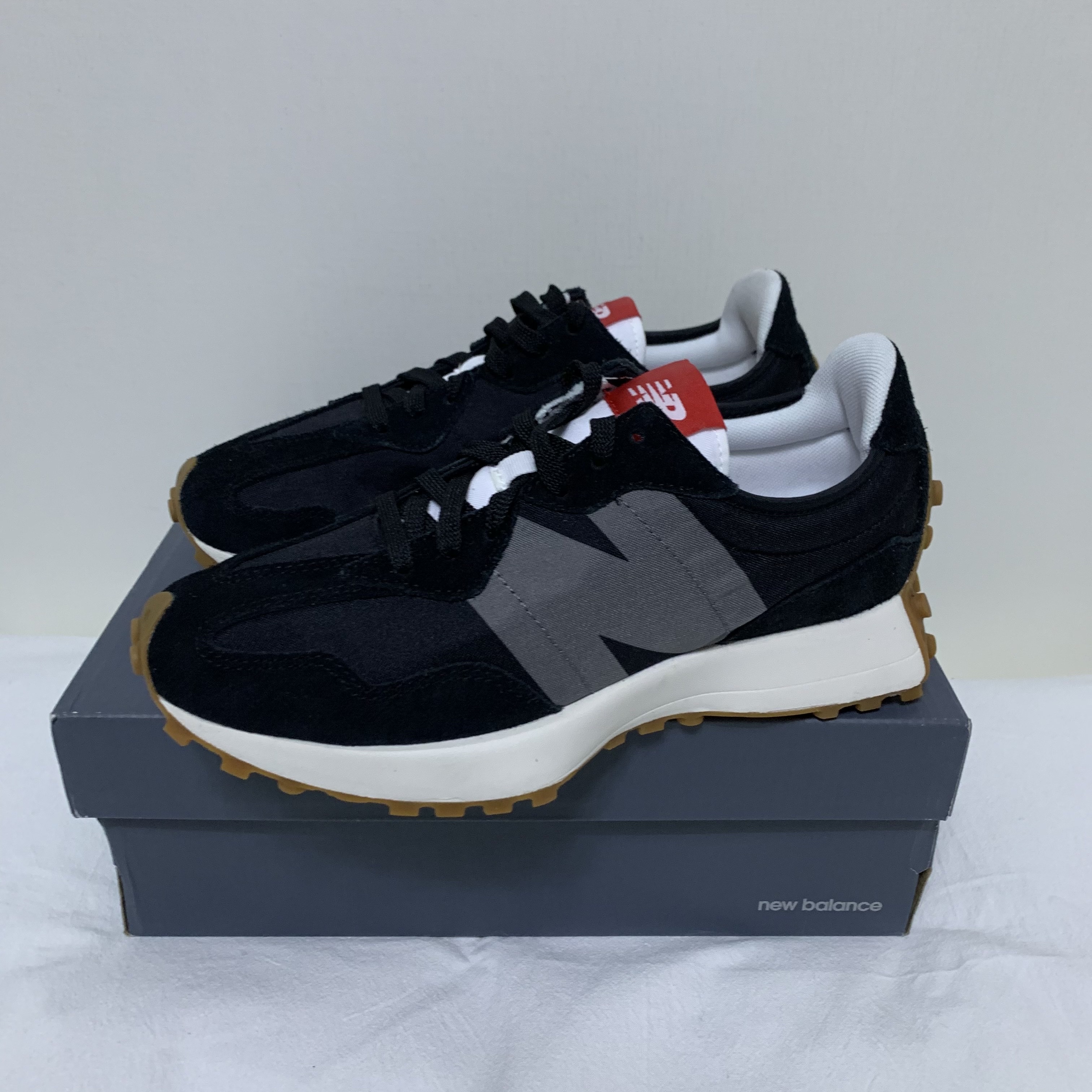 New Balance 327 Black Grey Gum 착용 스타일 - 3