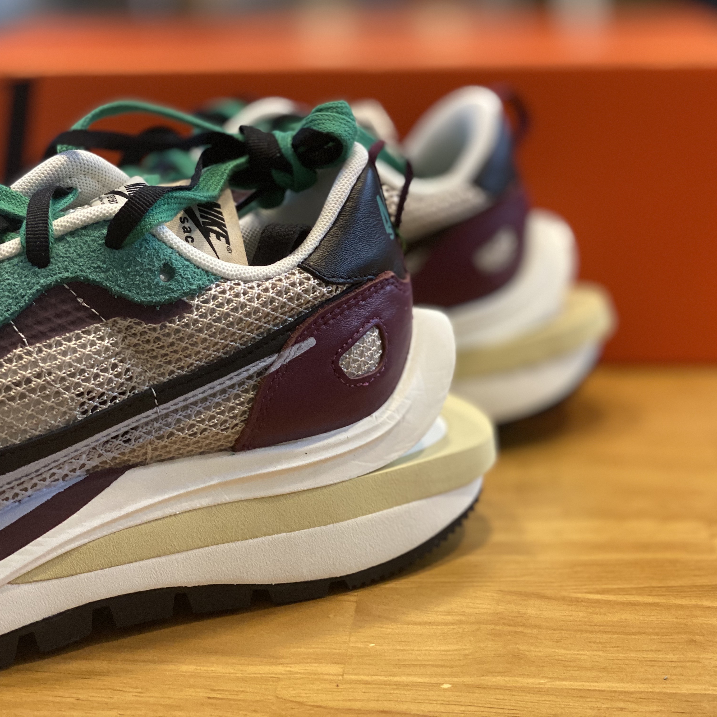 Nike x Sacai VaporWaffle String & Black Villain Red 착용 스타일 - 5