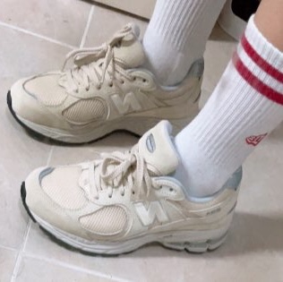 New Balance 2002R Beige Bone 착용 스타일 - 2