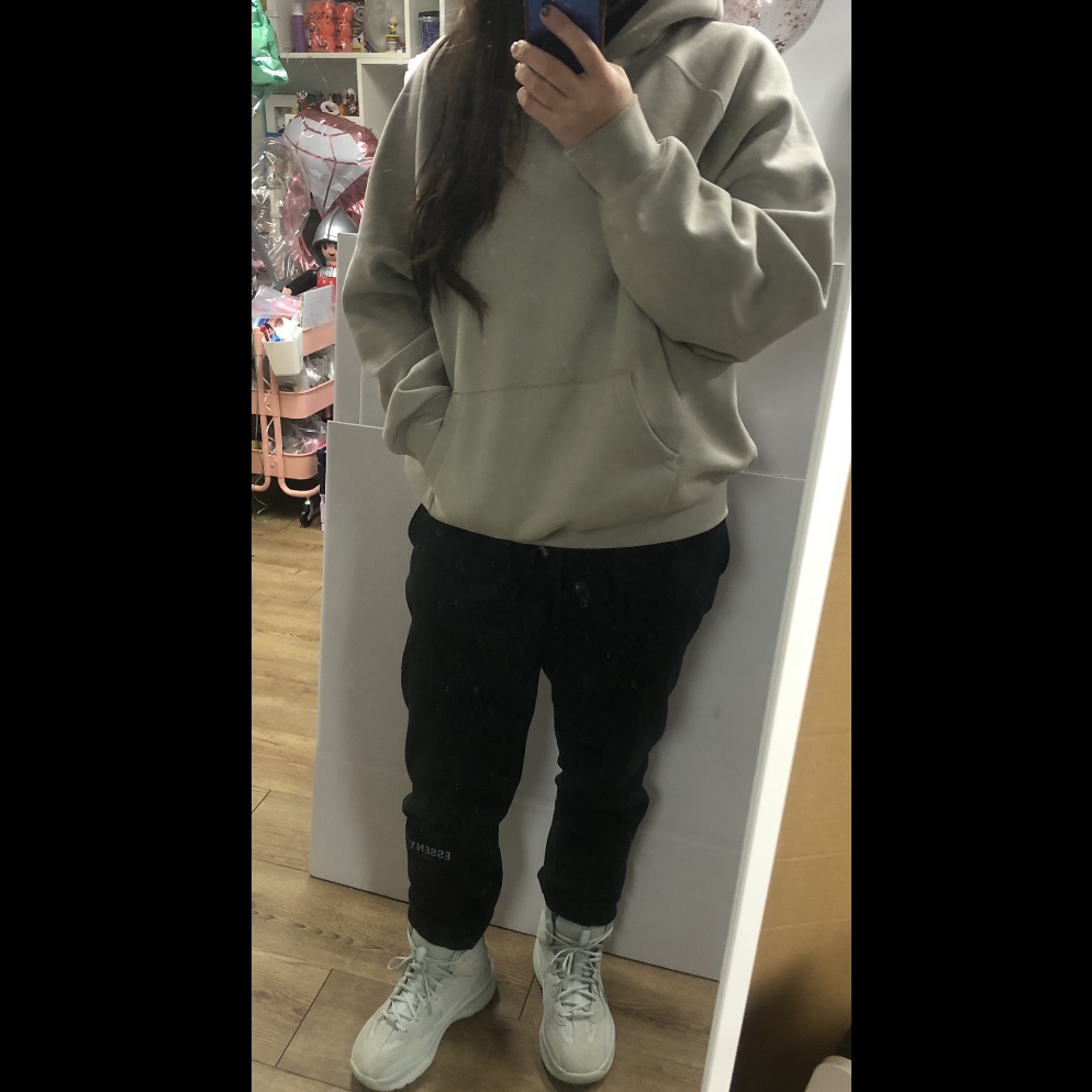 Adidas Yeezy Desert Boot Salt, Essentials Sweatpants Dark Slate/Black 2020 착용 스타일