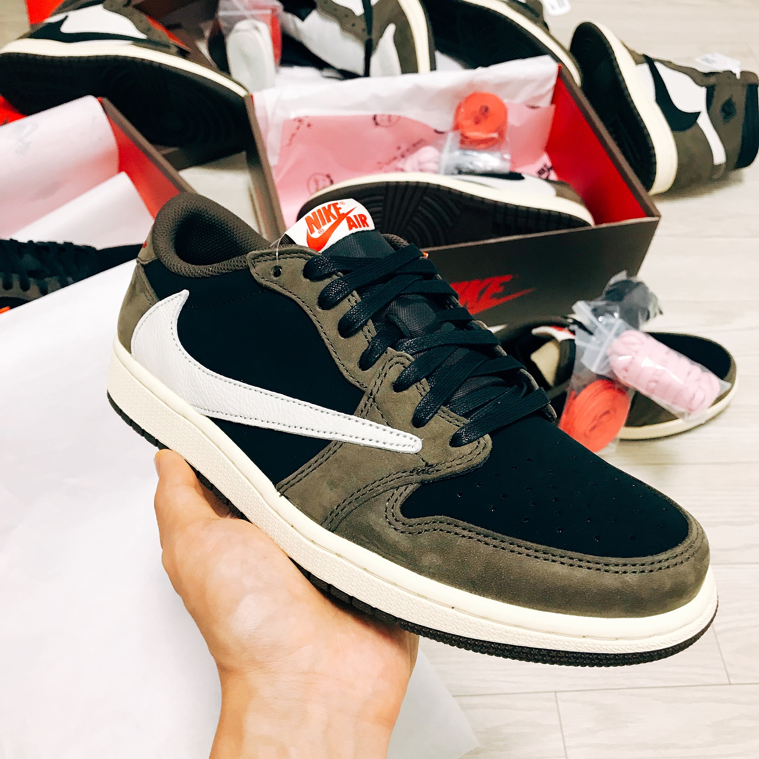 Jordan 1 x Travis Scott Retro Low OG SP Mocha, Jordan 1 x Travis Scott Retro High OG SP Mocha 착용 스타일 - 1