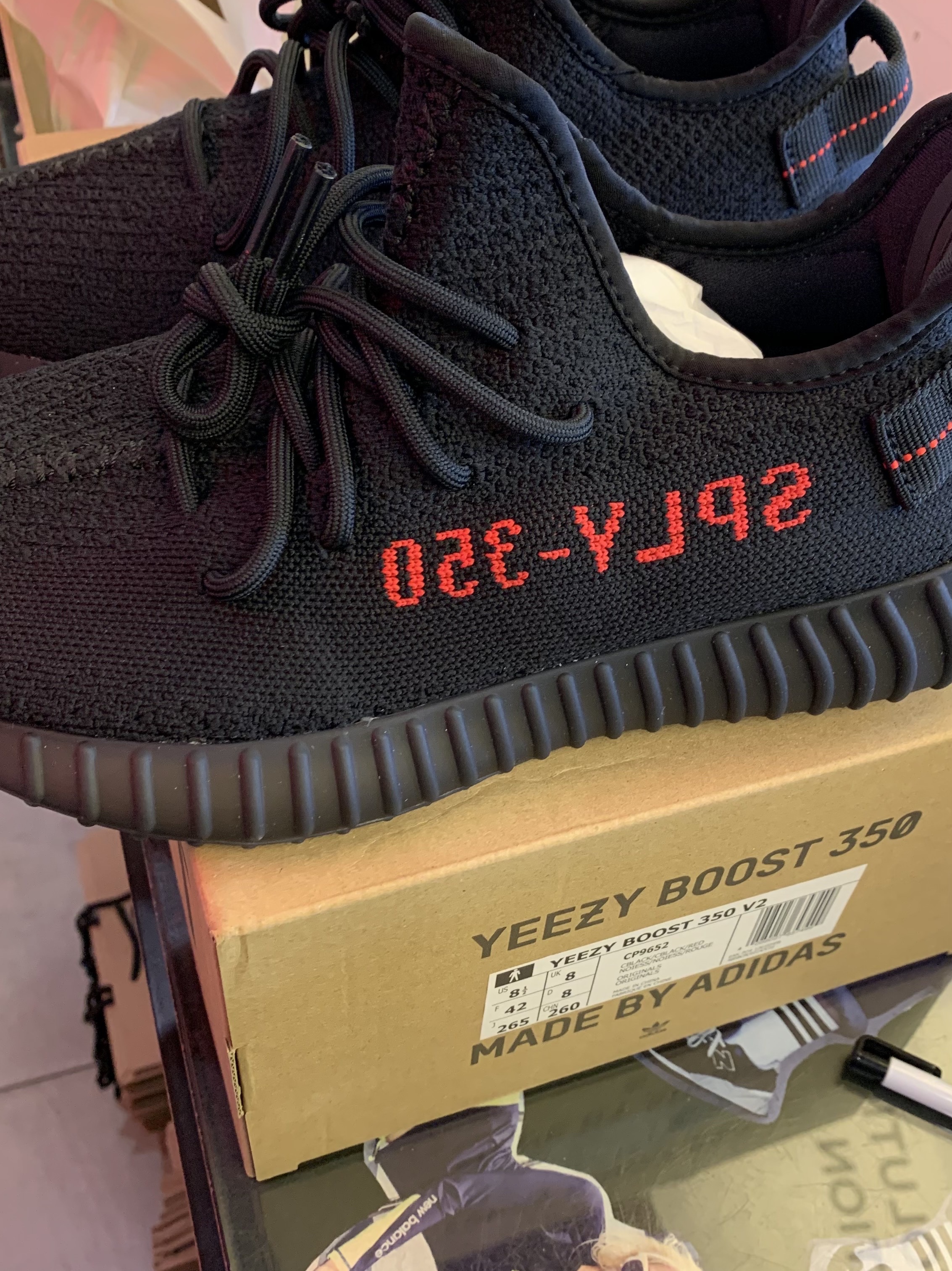 Adidas Yeezy Boost 350 V2 Black Red 2020 착용 스타일