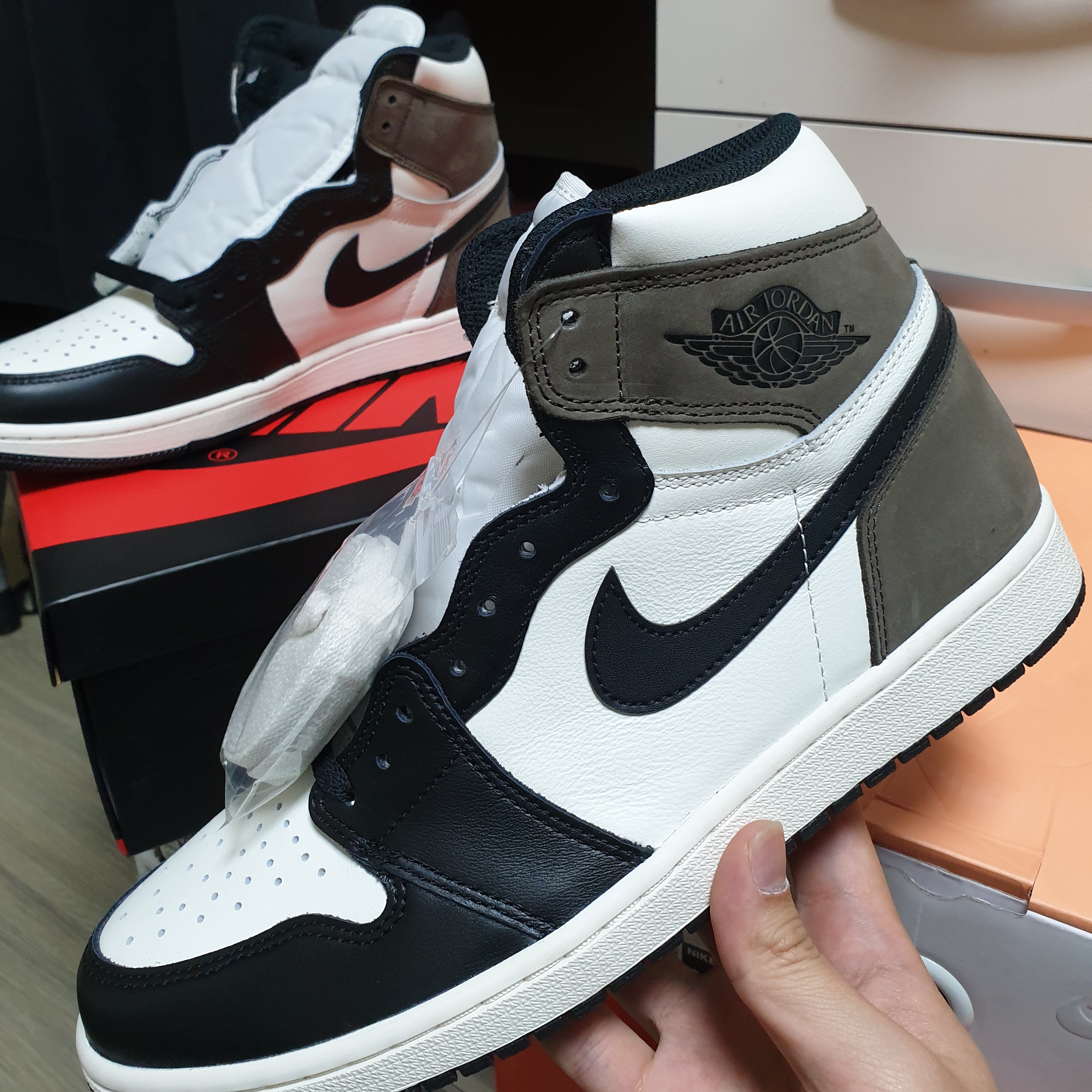 Jordan 1 Retro High OG Black Mocha 착용 스타일