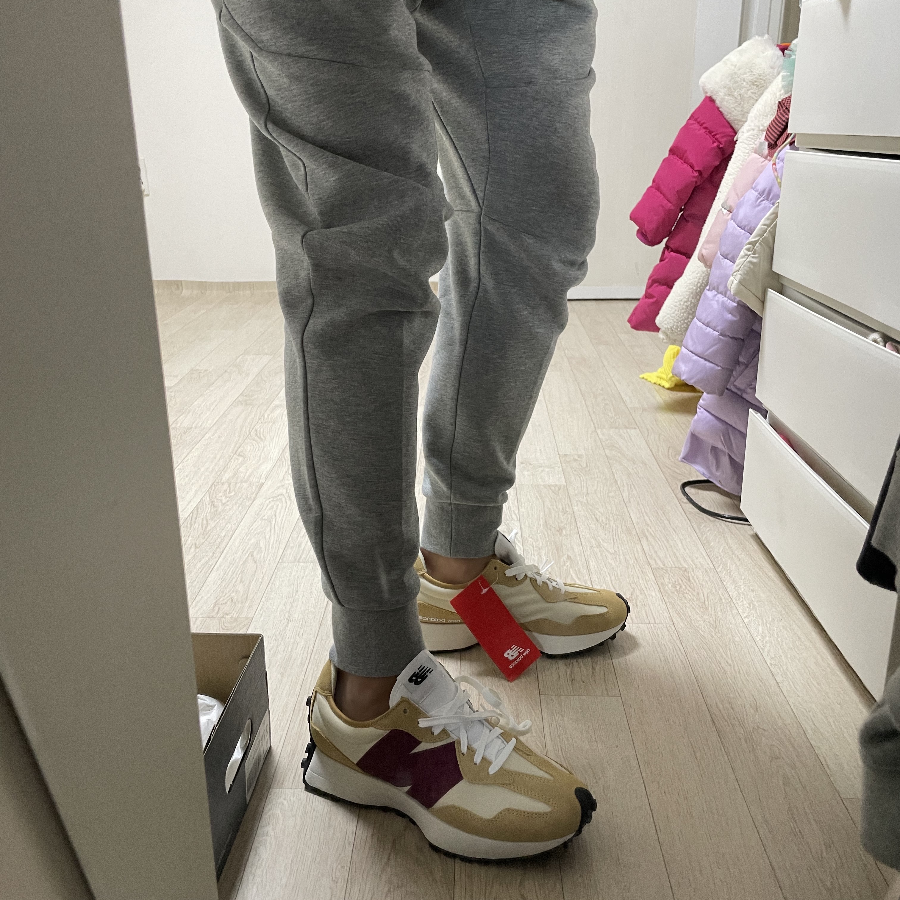 New Balance 327 Moonbeam Ghost Pepper 착용 스타일 - 3