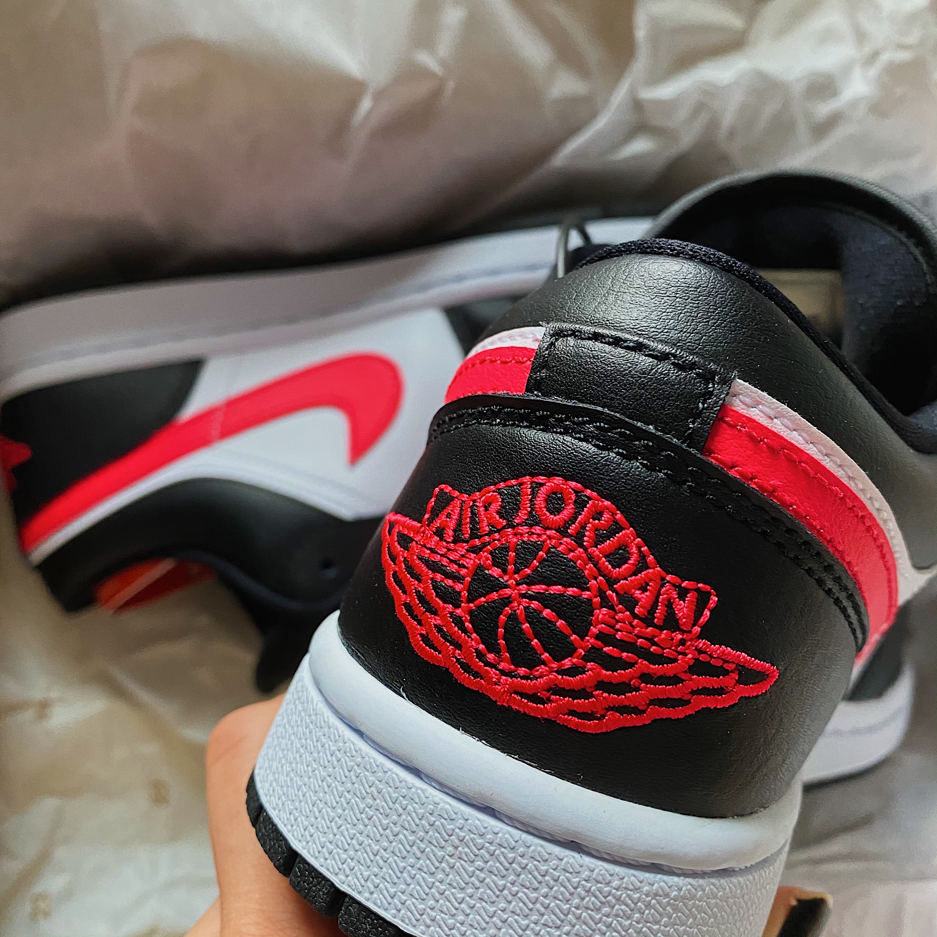(W) Jordan 1 Low Black Siren Red 착용 스타일 - 2