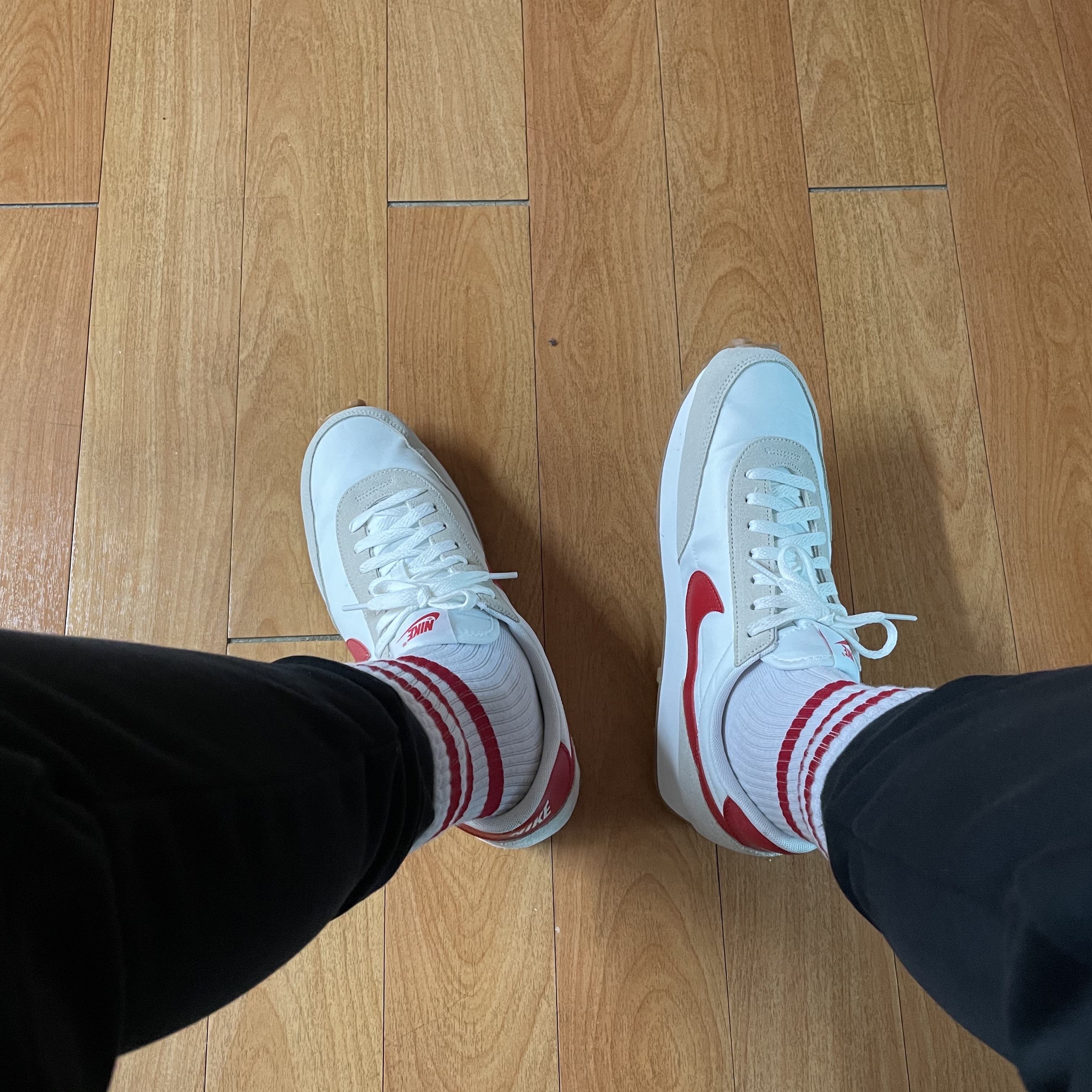 (W) Nike Daybreak Summit White University Red 착용 스타일 - 1