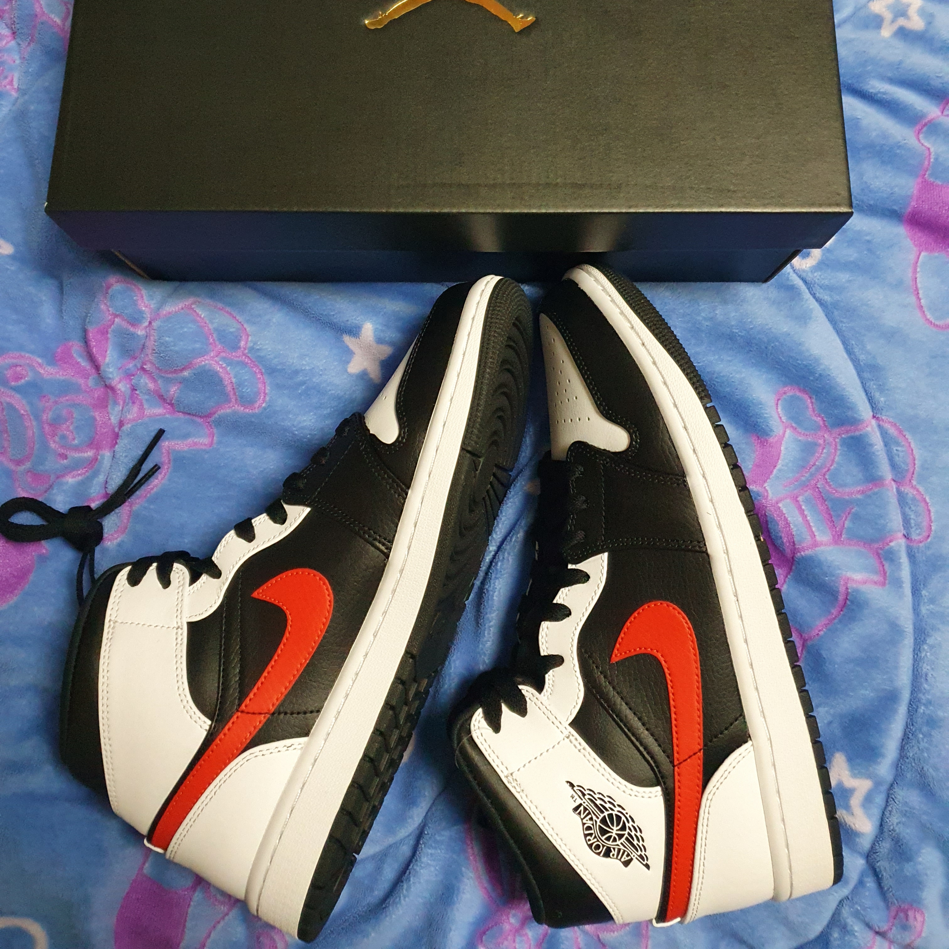 Jordan 1 Mid Black Chile Red 착용 스타일 - 1