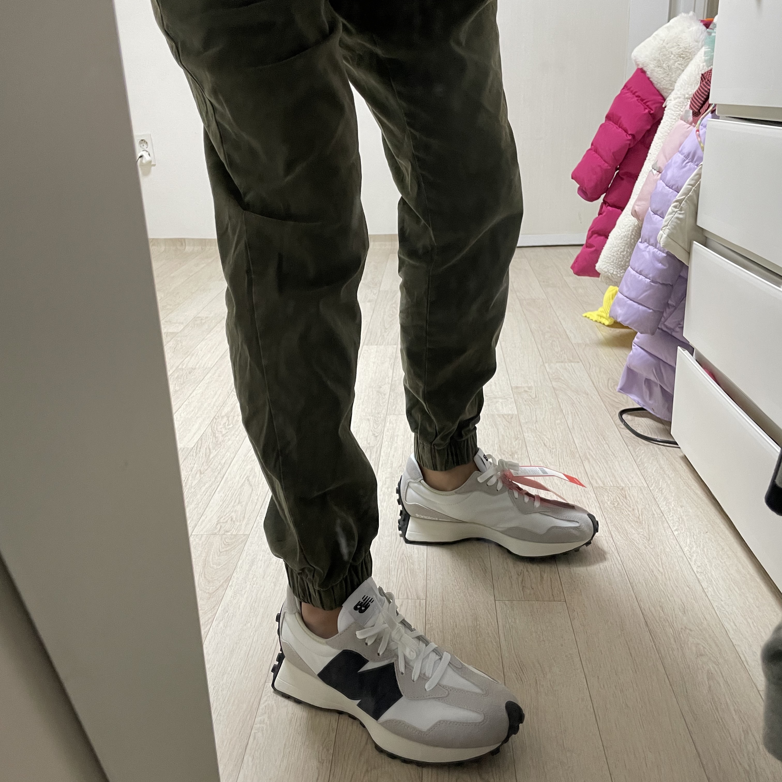 New Balance 327 White Black 착용 스타일 - 2
