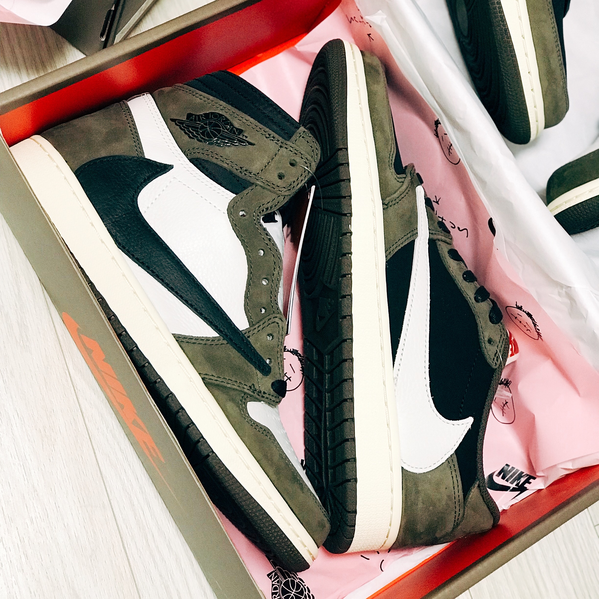 Jordan 1 x Travis Scott Retro Low OG SP Mocha, Jordan 1 x Travis Scott Retro High OG SP Mocha 착용 스타일 - 5