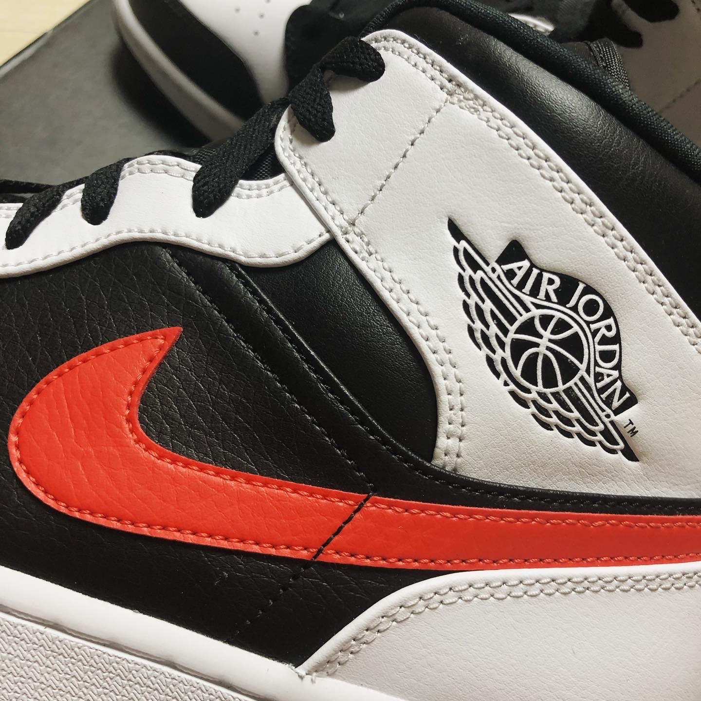 Jordan 1 Mid Black Chile Red 착용 스타일 - 5