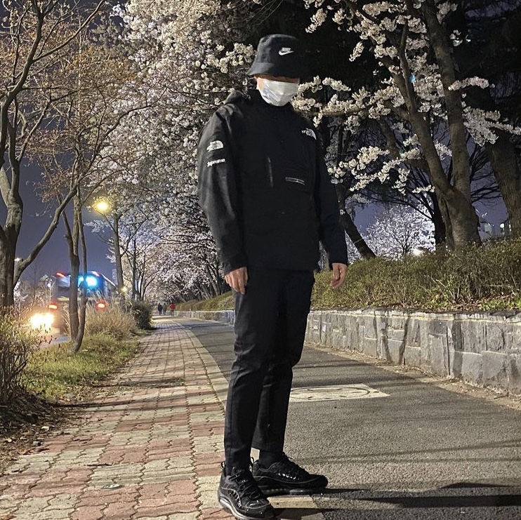 Nike x Supreme Air Max 98 Black 착용 스타일
