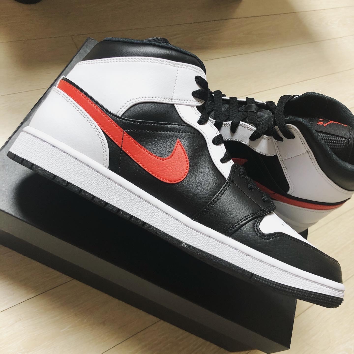 Jordan 1 Mid Black Chile Red 착용 스타일 - 3