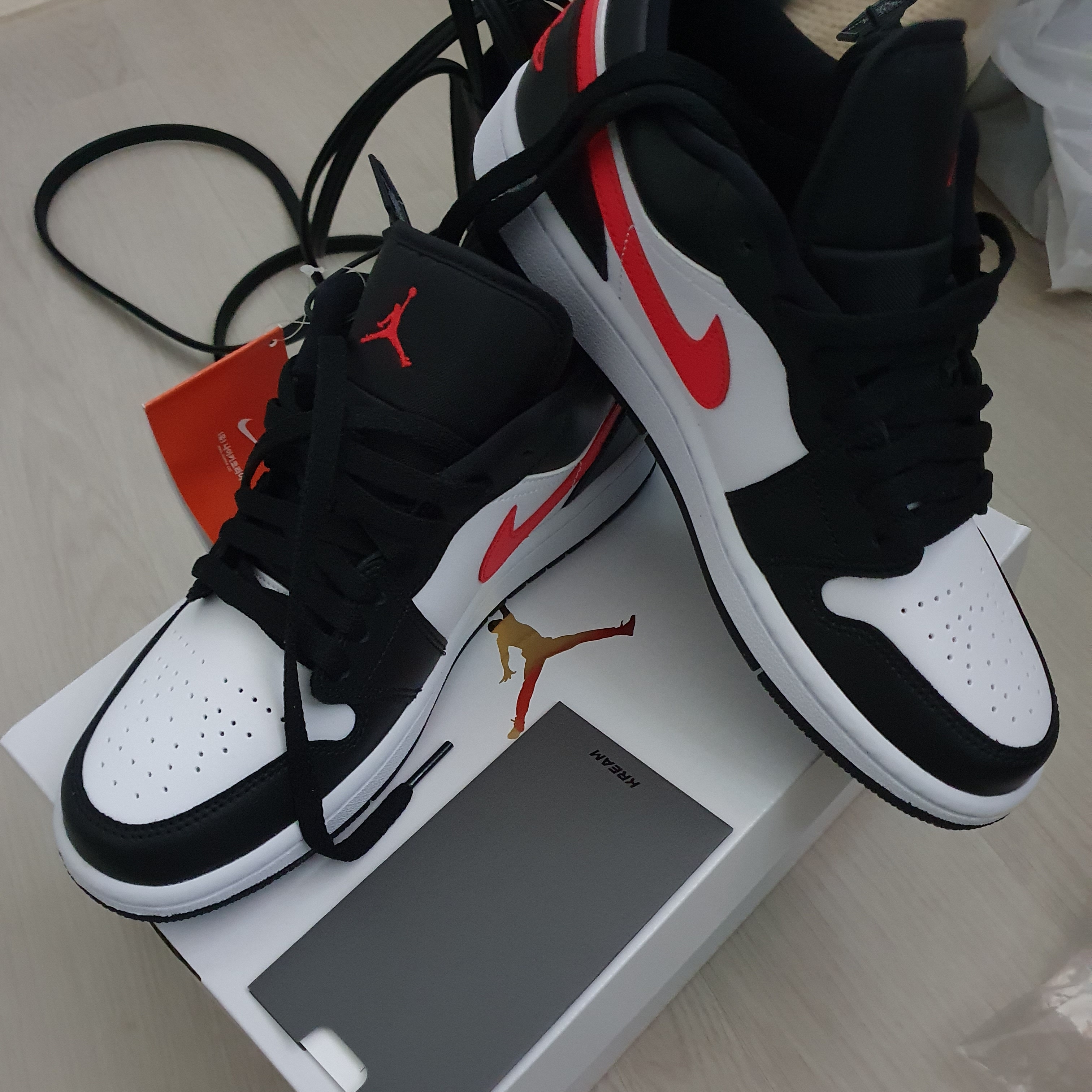 (W) Jordan 1 Low Black Siren Red 착용 스타일