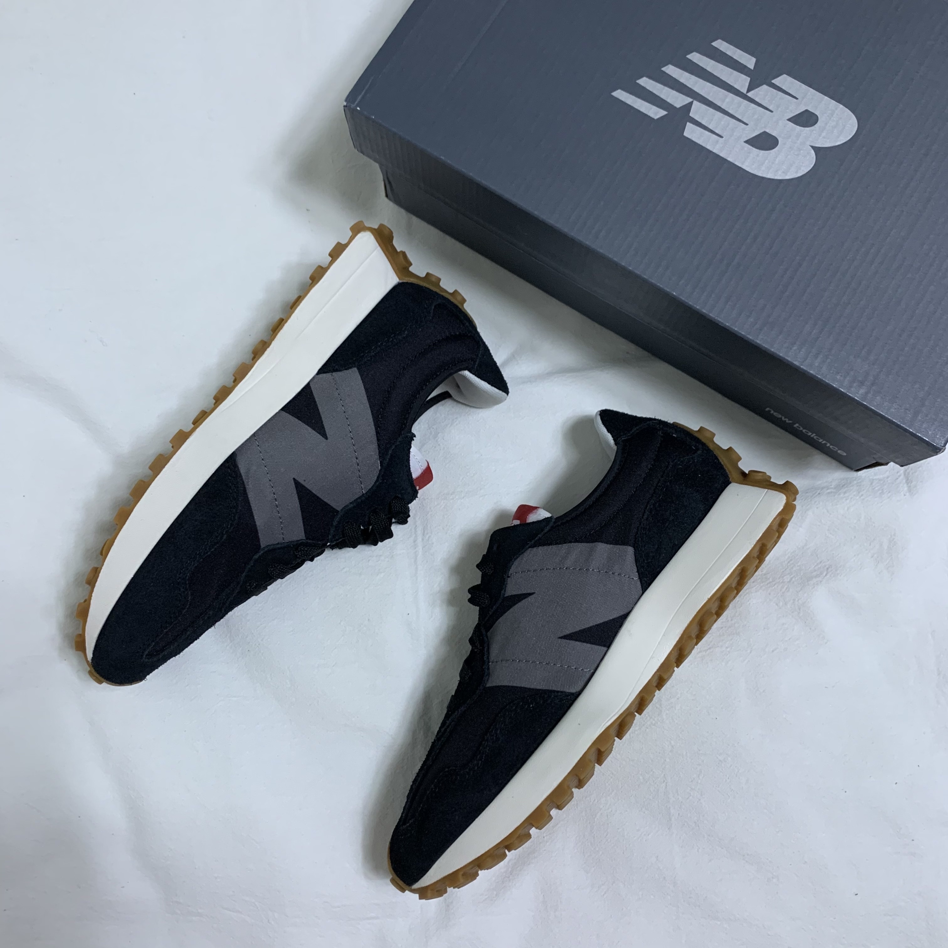 New Balance 327 Black Grey Gum 착용 스타일 - 2