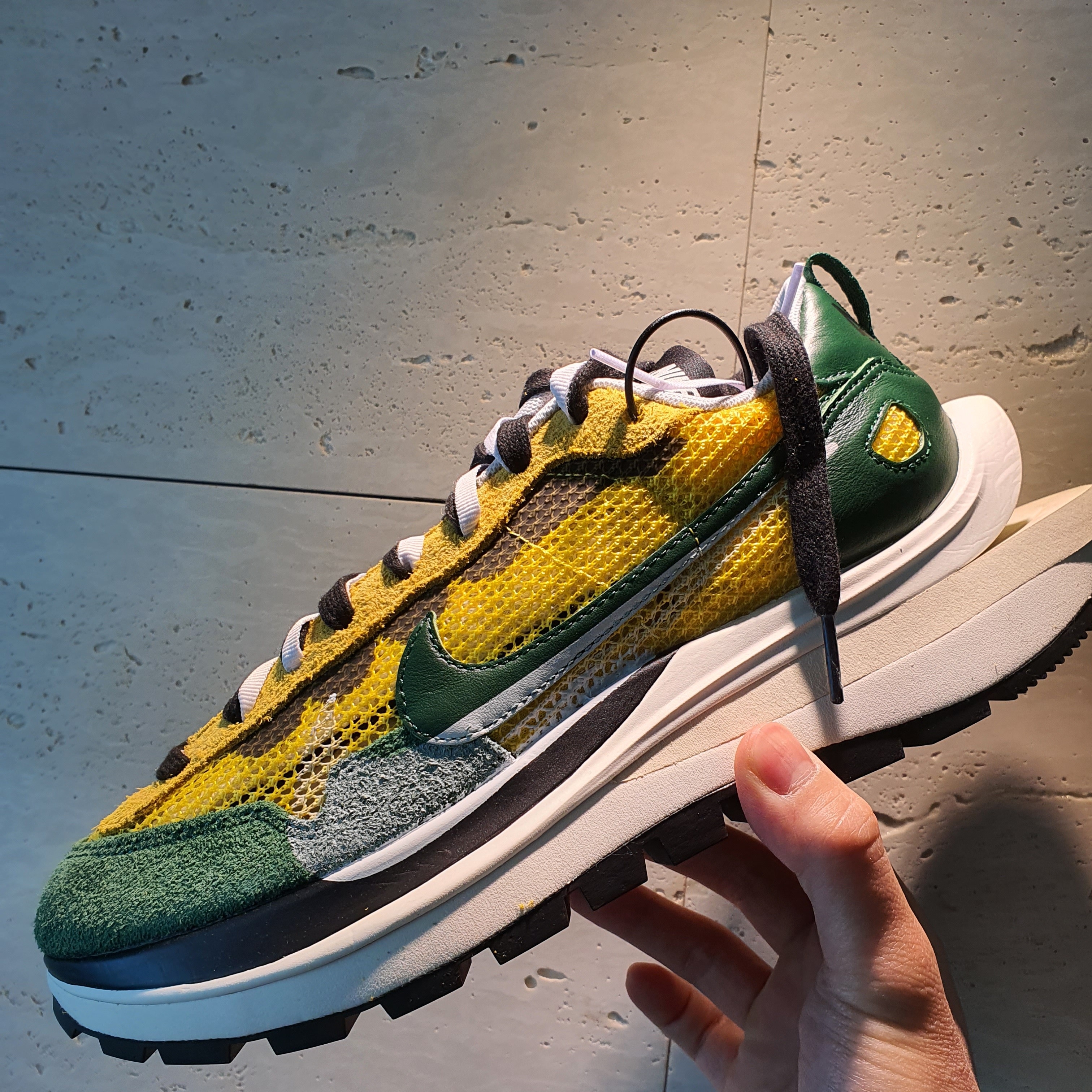 Nike x Sacai VaporWaffle Tour Yellow & Gorge Green Sail 착용 스타일 - 2