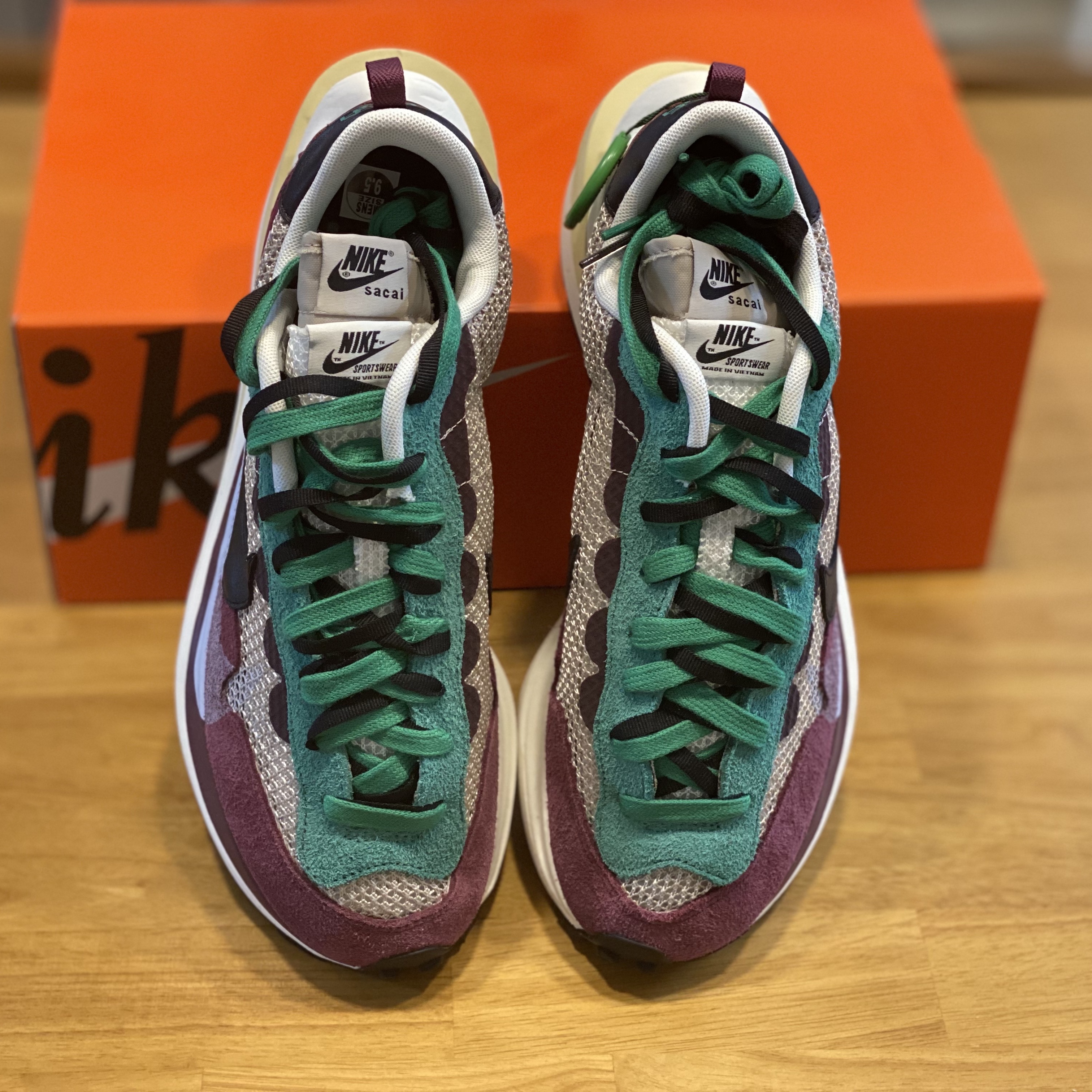 Nike x Sacai VaporWaffle String & Black Villain Red 착용 스타일 - 3