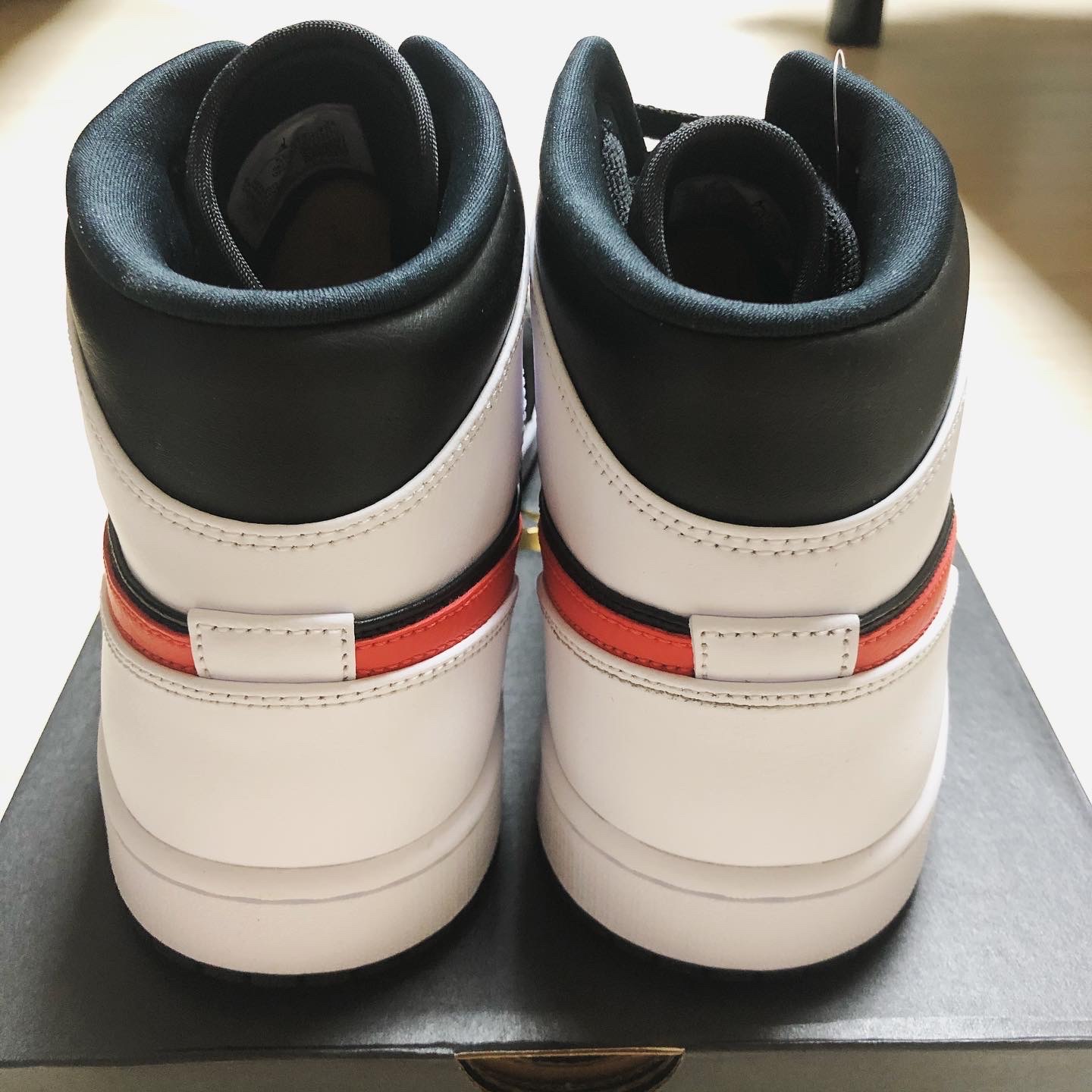 Jordan 1 Mid Black Chile Red 착용 스타일 - 4
